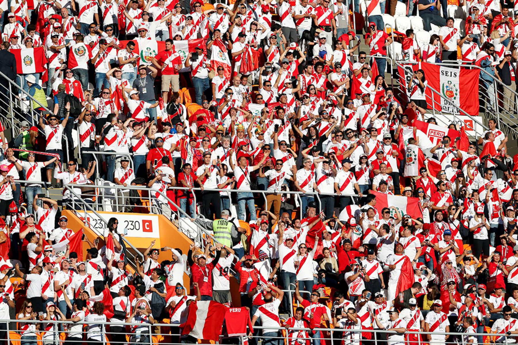 Saransk, Rusia, 16/06 / 2018.-  Aficionados peruanos animan a su selección antes del partido Perú-Dinamarca por el Grupo C del Mundial de Fútbol de Rusia 2018, en el Mordovia Arena de Saransk. Foto: EFE