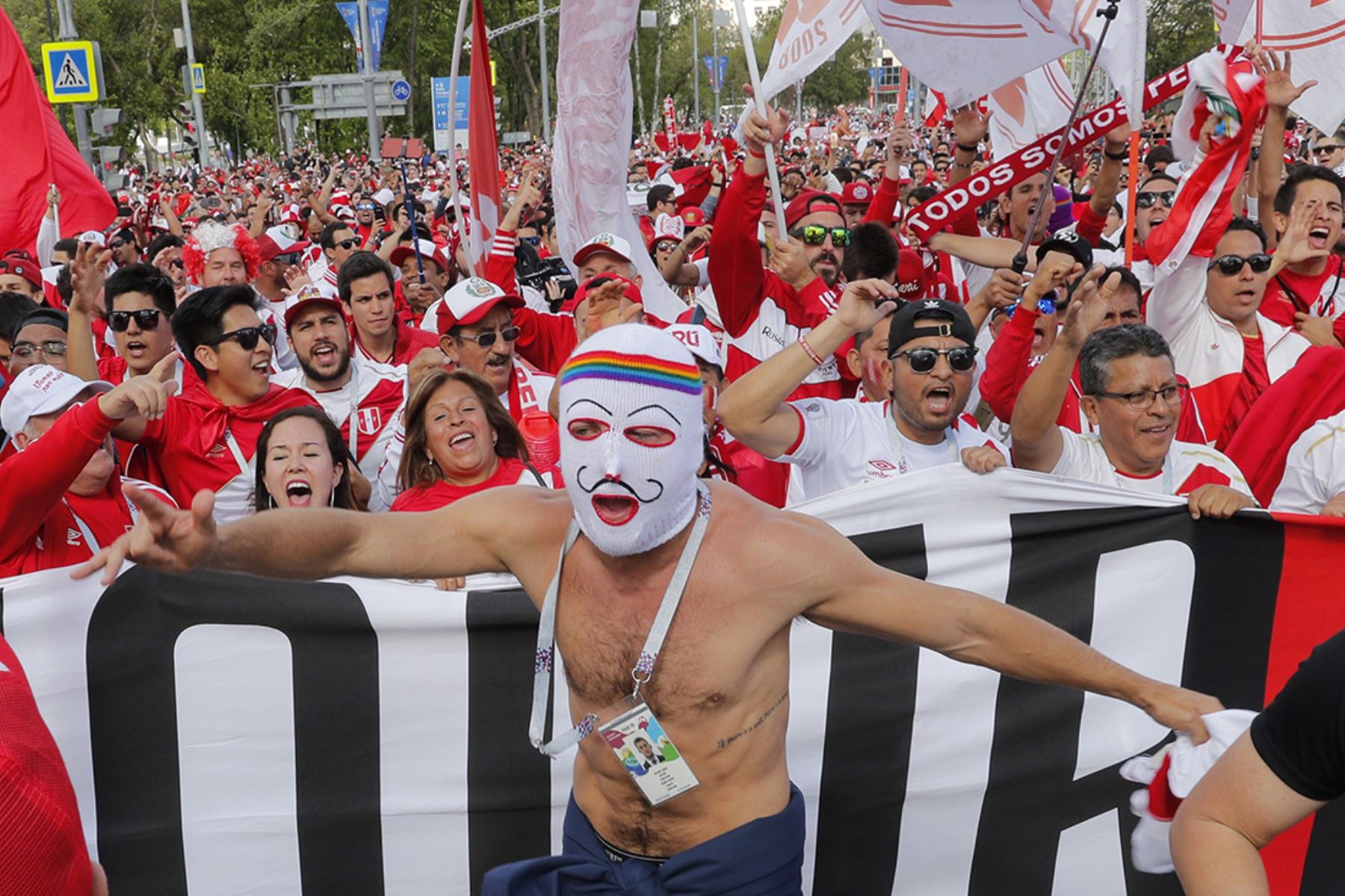 Ekaterinburgo, Rusia, 21/06/2018.- Aficionados peruanos animan a su selección horas antes del partido del Grupo C del Mundial de Rusia 2018 entre Francia y Perú en el estadio Ekaterimburgo Arena. Foto: EFE