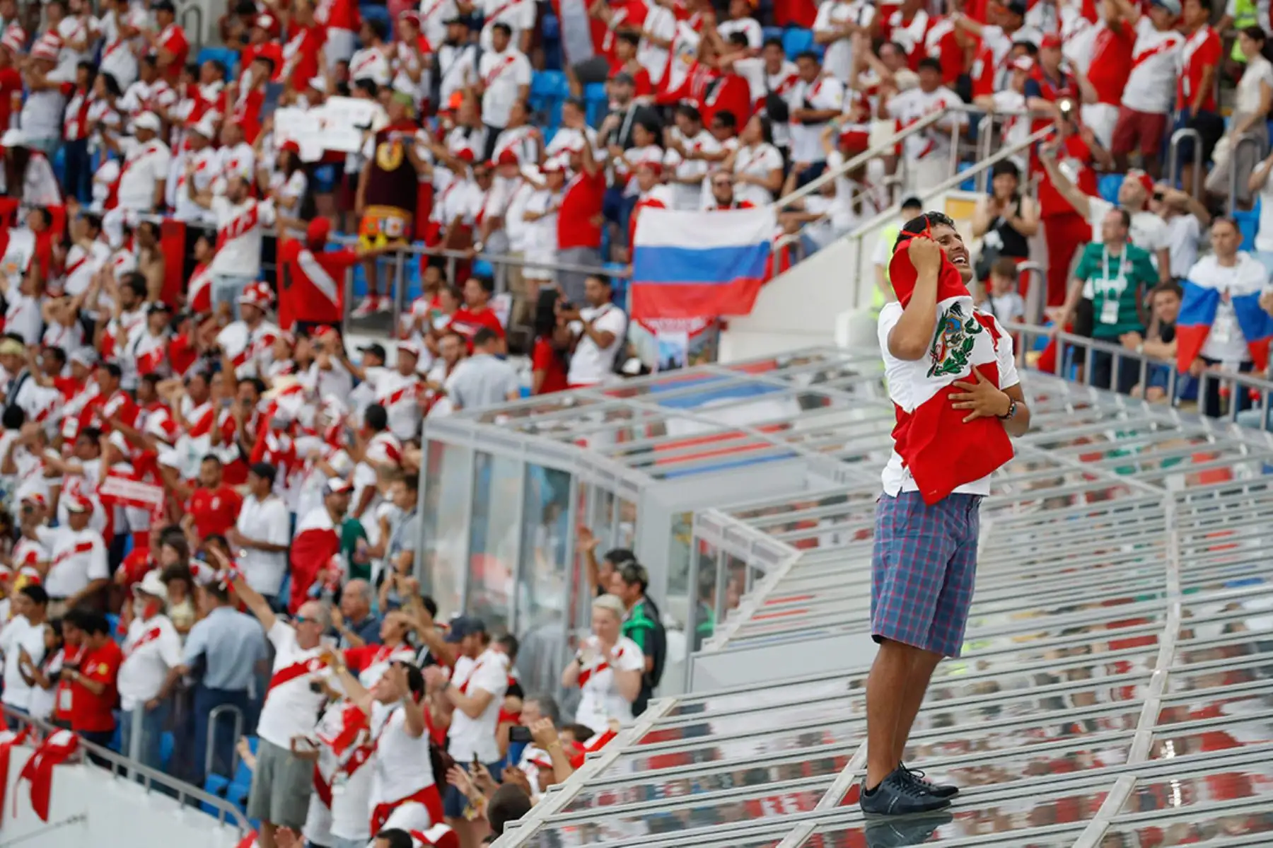 Un hincha peruano celebra la victoria de su selección sobre Australia  en el Estadio Fisht en Sochi el 26 de junio de 2018. Foto: AFP