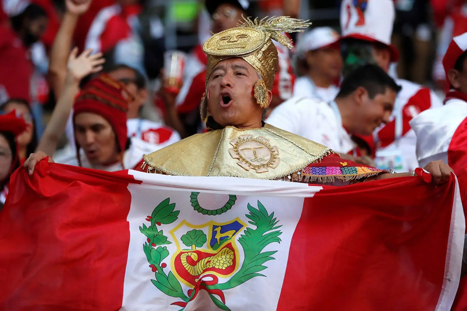 Saransk, Rusia, 16/06 / 2018.-- Aficionados peruanos alientan a su selección antes del partido Perú-Dinamarca del Grupo C del Mundial  Rusia 2018 en el Mordovia Arena. Foto: EFE