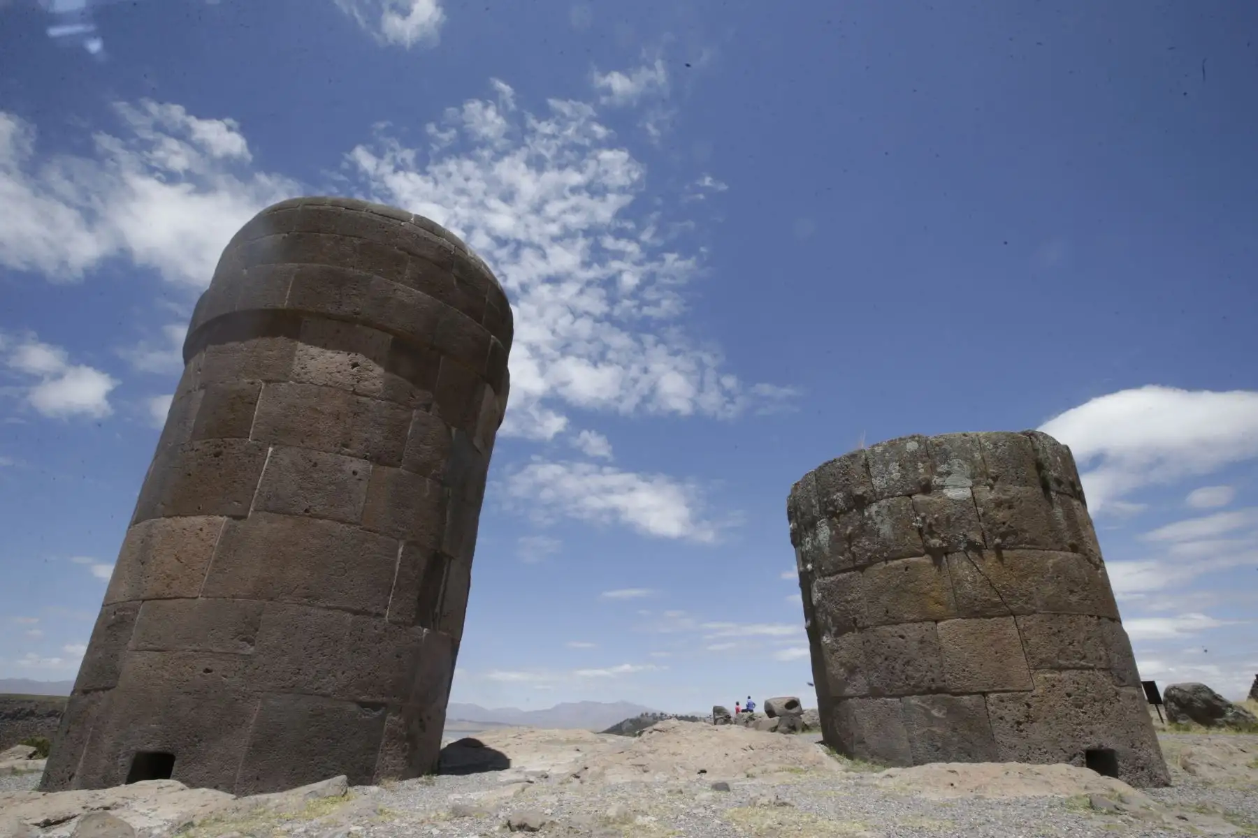 Sillustani, a 35 minutos de la ciudad de Puno, es una necrópolis peculiar: sus chullpas o torres funerarias, construidas sobre una meseta, pertenecen a los incas y culturas preincas. Foto: ANDINA/Melina Mejía