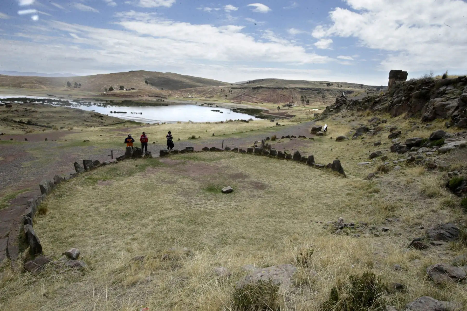Sillustani, a 35 minutos de la ciudad de Puno, es una necrópolis peculiar: sus chullpas o torres funerarias, construidas sobre una meseta, pertenecen a los incas y culturas preincas. Foto: ANDINA/Melina Mejía