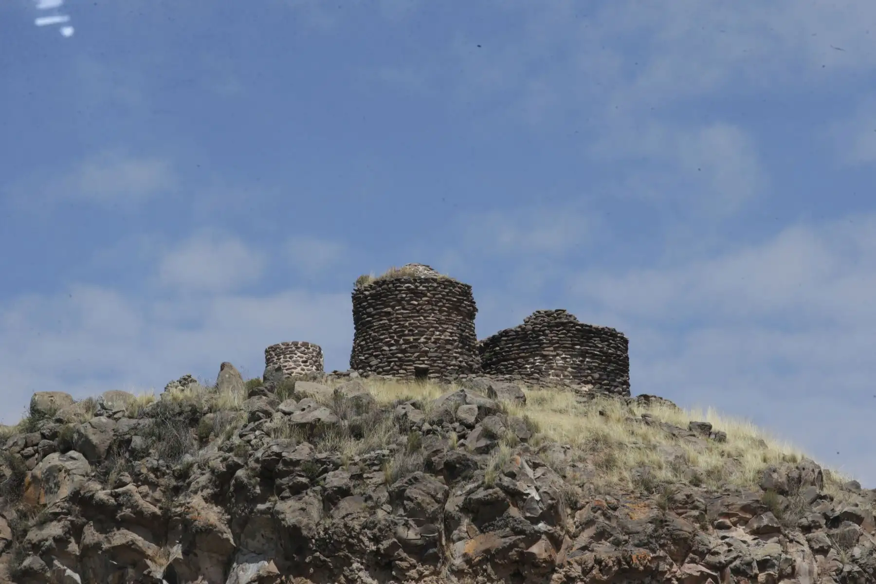 Sillustani, a 35 minutos de la ciudad de Puno, es una necrópolis peculiar: sus chullpas o torres funerarias, construidas sobre una meseta, pertenecen a los incas y culturas preincas. Foto: ANDINA/Melina Mejía