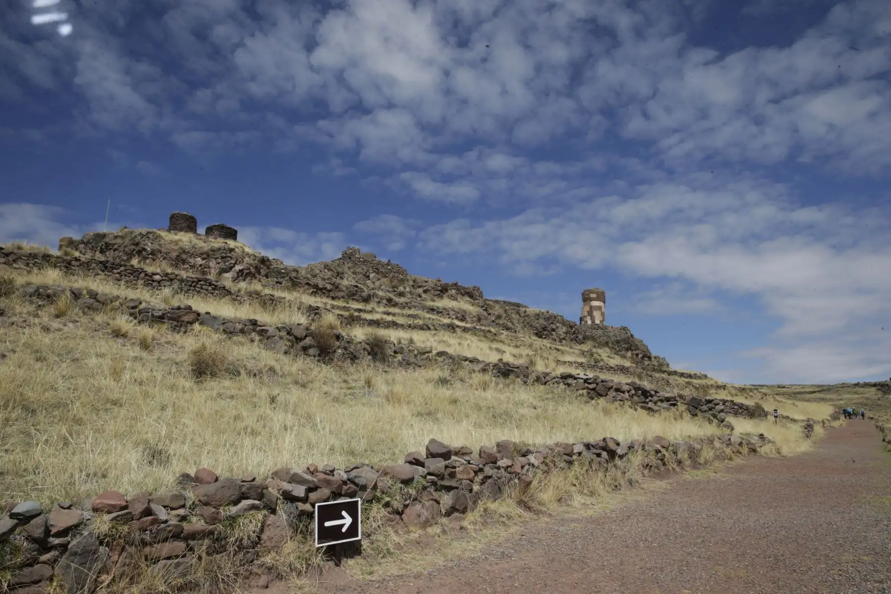 Sillustani, a 35 minutos de la ciudad de Puno, es una necrópolis peculiar: sus chullpas o torres funerarias, construidas sobre una meseta, pertenecen a los incas y culturas preincas. Foto: ANDINA/Melina Mejía