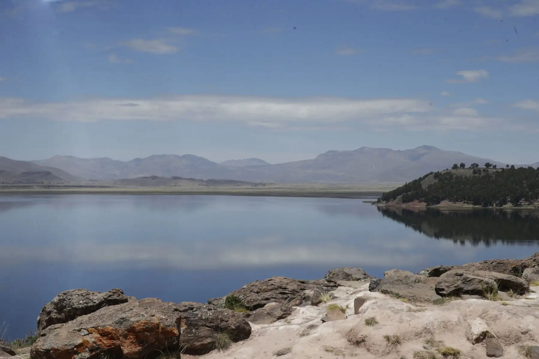 Sillustani, a 35 minutos de la ciudad de Puno, es una necrópolis peculiar: sus chullpas o torres funerarias, construidas sobre una meseta, pertenecen a los incas y culturas preincas. Foto: ANDINA/Melina Mejía