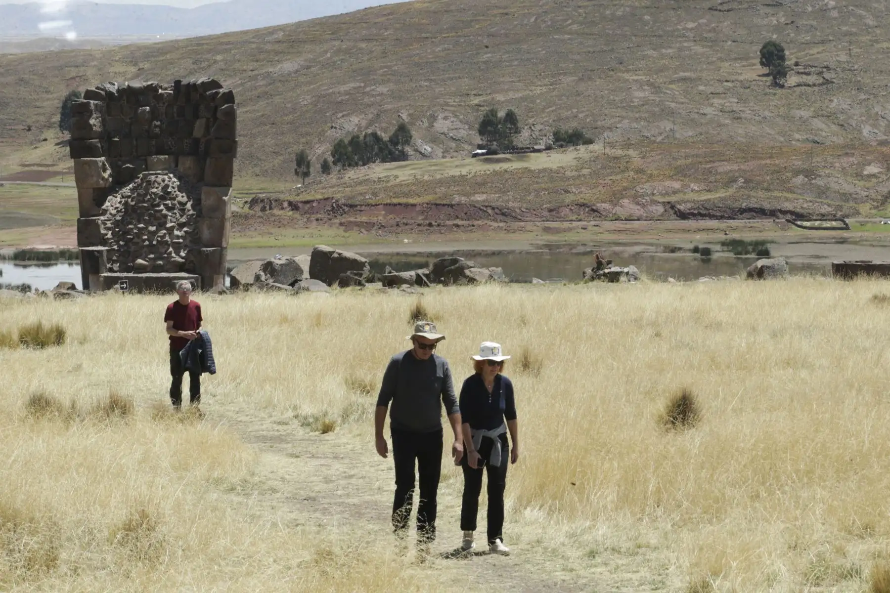 Sillustani, a 35 minutos de la ciudad de Puno, es una necrópolis peculiar: sus chullpas o torres funerarias, construidas sobre una meseta, pertenecen a los incas y culturas preincas. Foto: ANDINA/Melina Mejía