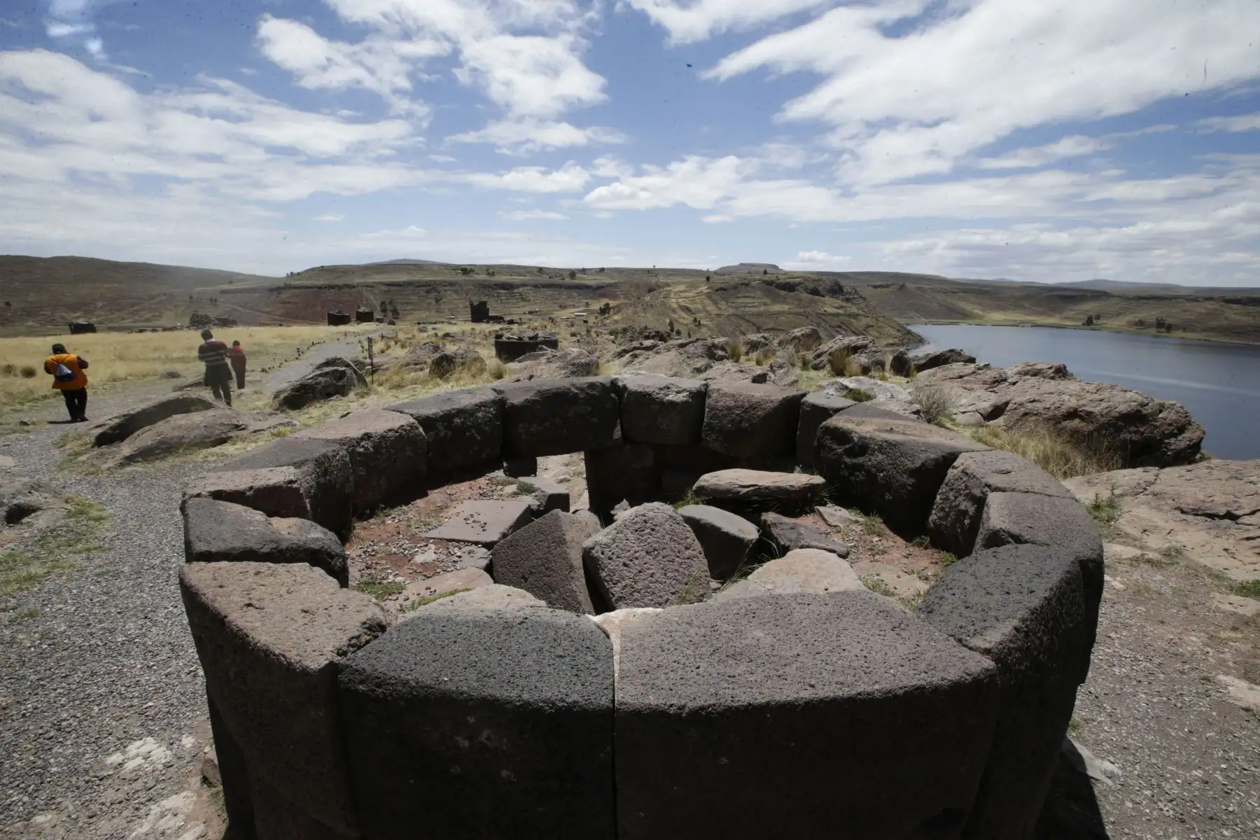 Sillustani, a 35 minutos de la ciudad de Puno, es una necrópolis peculiar: sus chullpas o torres funerarias, construidas sobre una meseta, pertenecen a los incas y culturas preincas. Foto: ANDINA/Melina Mejía