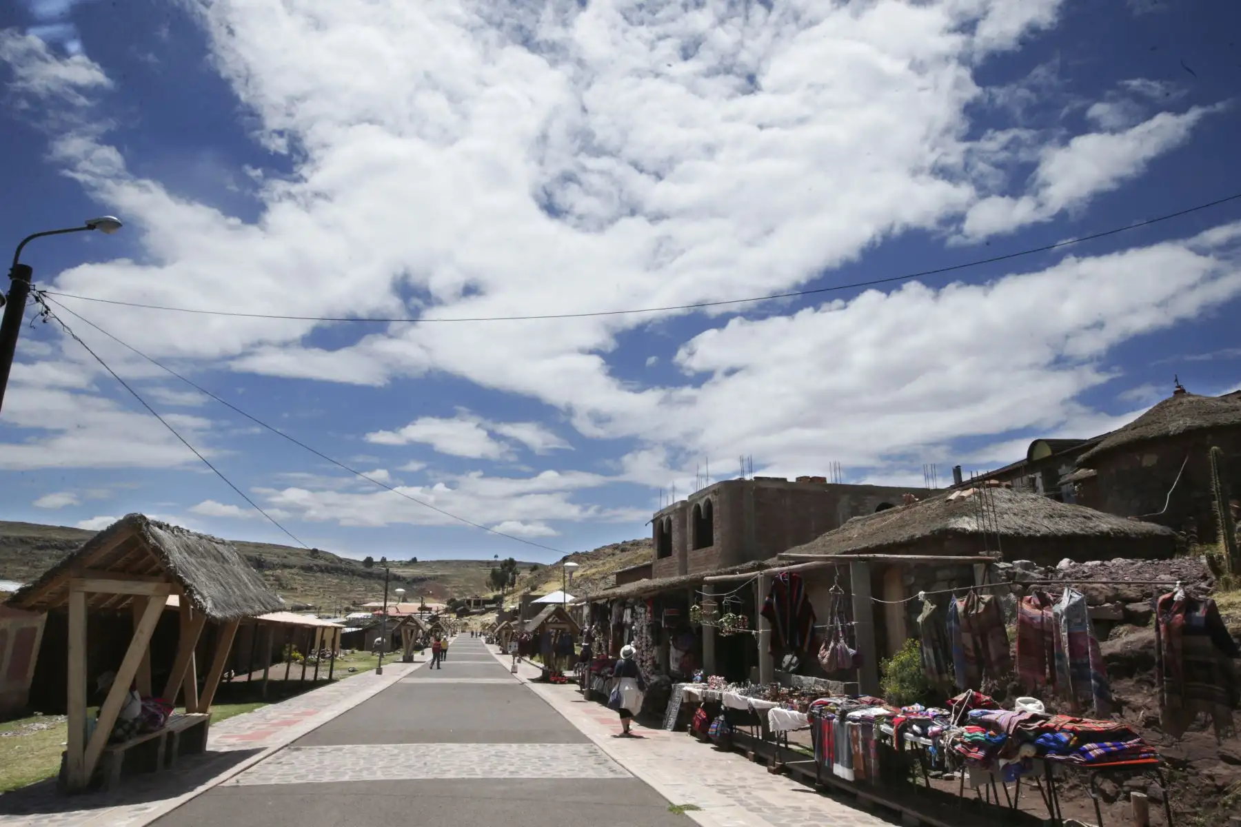 Sillustani, a 35 minutos de la ciudad de Puno, es una necrópolis peculiar: sus chullpas o torres funerarias, construidas sobre una meseta, pertenecen a los incas y culturas preincas. Foto: ANDINA/Melina Mejía