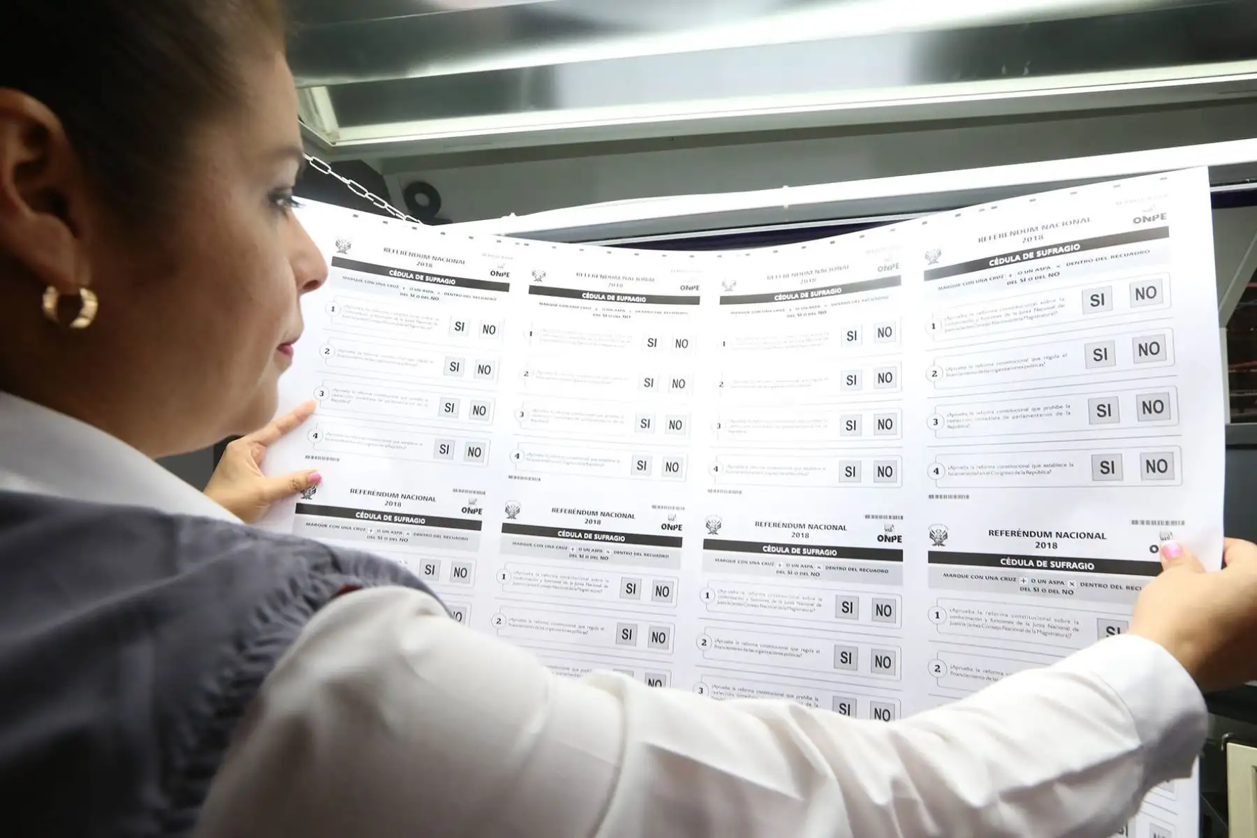El Jurado Nacional de Elecciones fiscalizó la prueba de color e impresión de la cédula de sufragio que se utilizará para el proceso del próximo 9 de diciembre. Foto: ANDINA/JNE