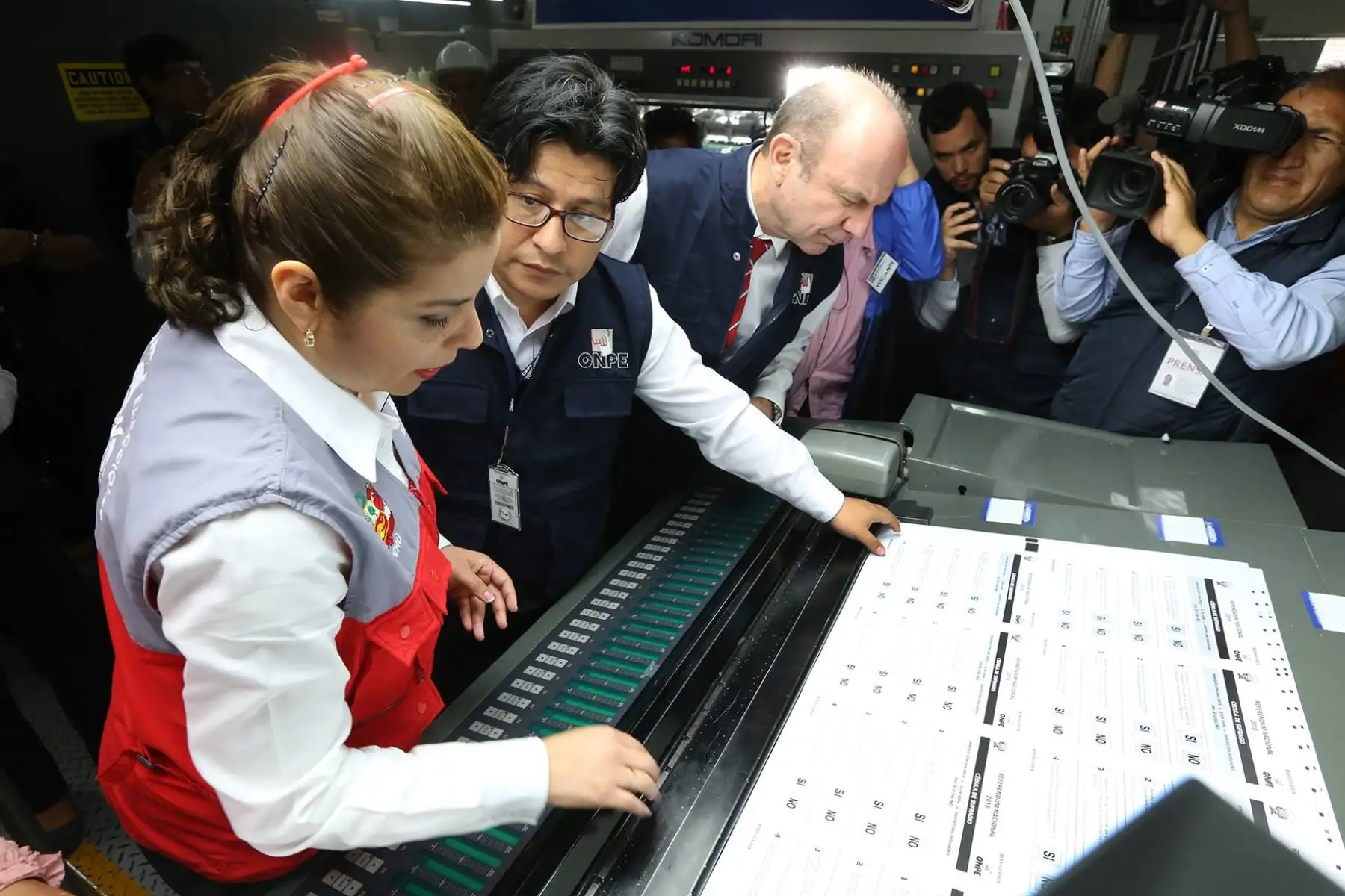 El Jurado Nacional de Elecciones fiscalizó la prueba de color e impresión de la cédula de sufragio que se utilizará para el proceso del próximo 9 de diciembre. Foto: ANDINA/JNE
