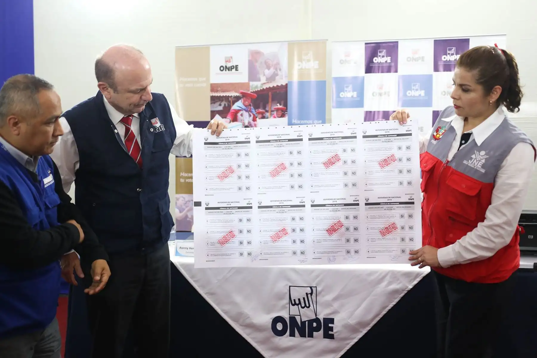 El Jurado Nacional de Elecciones fiscalizó la prueba de color e impresión de la cédula de sufragio que se utilizará para el proceso del próximo 9 de diciembre. Foto: ANDINA/JNE