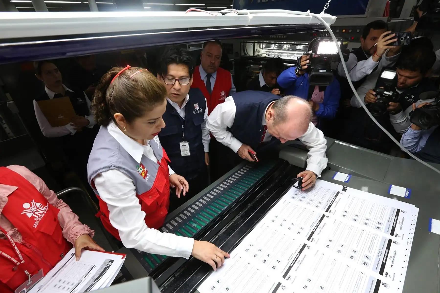 El Jurado Nacional de Elecciones fiscalizó la prueba de color e impresión de la cédula de sufragio que se utilizará para el proceso del próximo 9 de diciembre. Foto: ANDINA/JNE