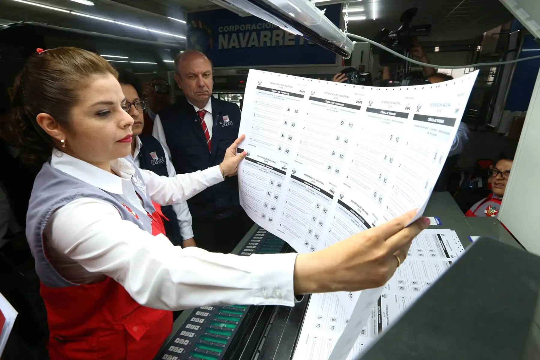 El Jurado Nacional de Elecciones fiscalizó la prueba de color e impresión de la cédula de sufragio que se utilizará para el proceso del próximo 9 de diciembre. Foto: ANDINA/JNE