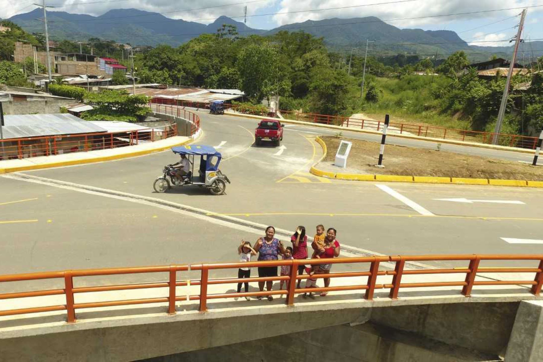 El ministro de Vivienda, Construcción y Saneamiento, Javier Piqué, inauguró hoy el nuevo puente vehicular Maukallacta, ubicado sobre el río Shilcayo, que descongestionará el tráfico vehicular y mejorará la accesibilidad entre los distritos de Tarapoto y La Banda de Shilcayo, en beneficio de más de 149,000 vecinos de la zona.
