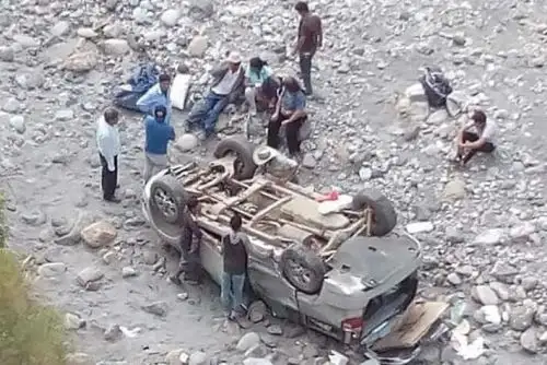 Ocho personas resultaron heridas hoy tras la aparatosa caída de un vehículo a un barranco, en la ruta Pallasca-Chimbote, región Áncash, y terminó volcado a un lado del río Tablachaca.