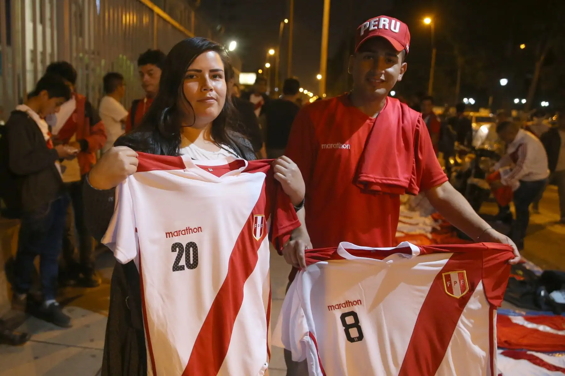 Hinchas peruanos llegan al estadio para  el partido Perú contra Ecuador. Foto: ANDINA/Vidal Tarqui