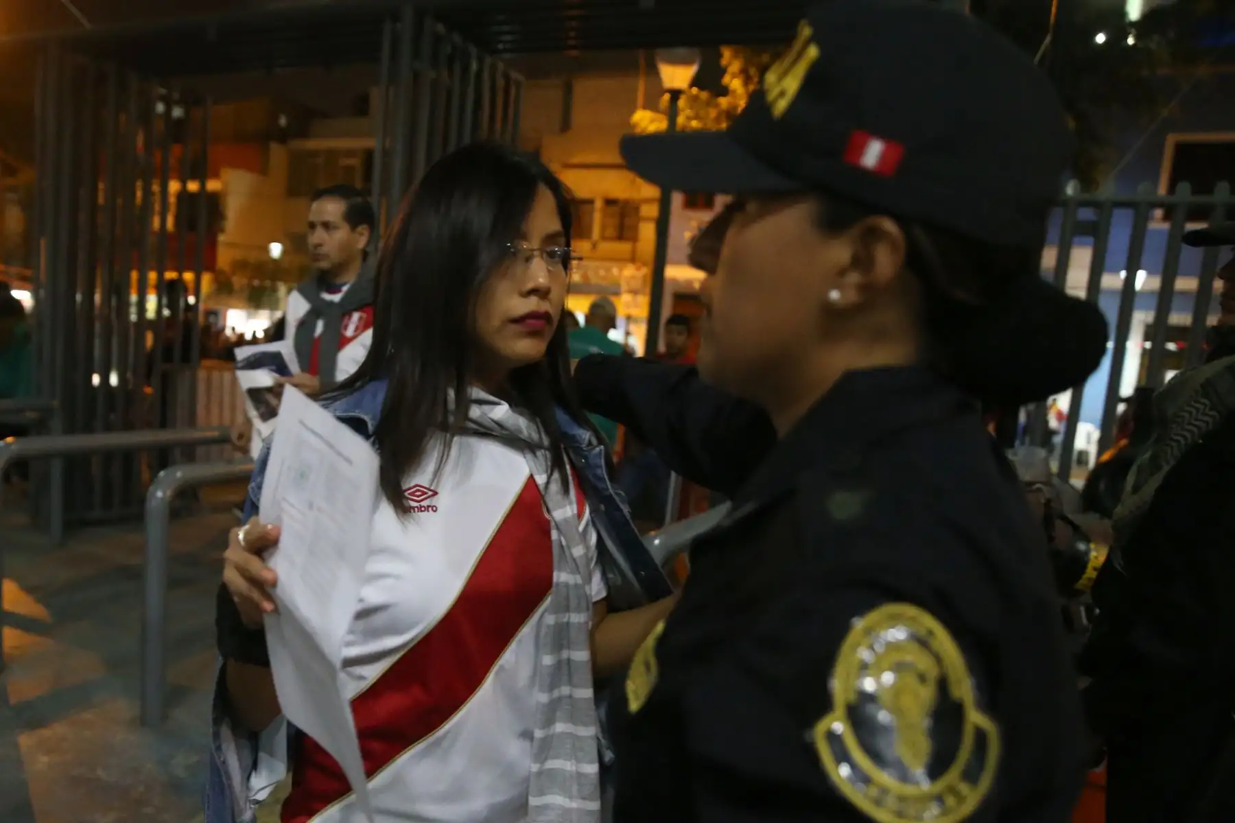 Hinchas peruanos llegan al estadio para  el partido Perú contra Ecuador. Foto: ANDINA/Vidal Tarqui
