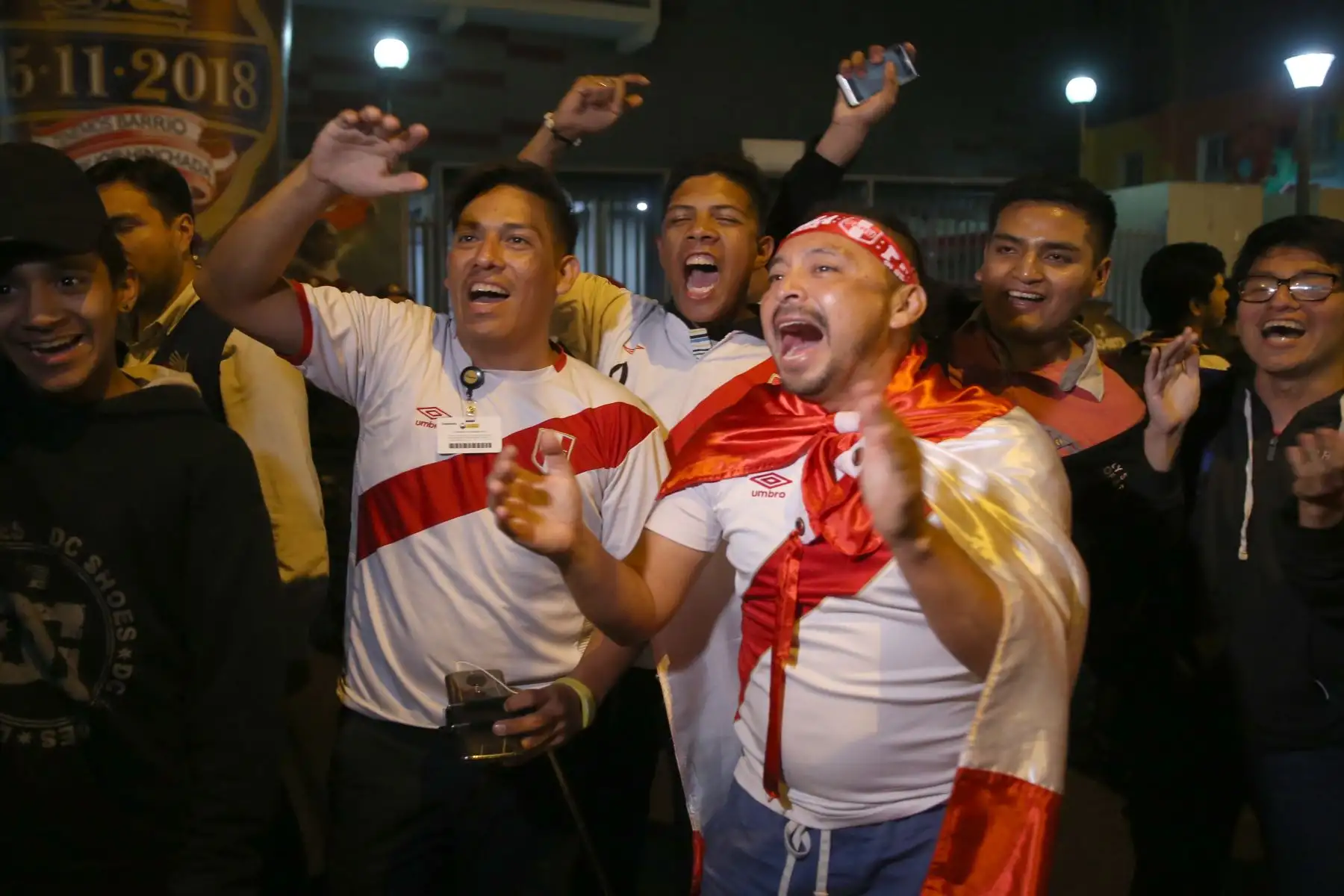 Hinchas peruanos llegan al estadio para  el partido Perú contra Ecuador. Foto: ANDINA/Vidal Tarqui