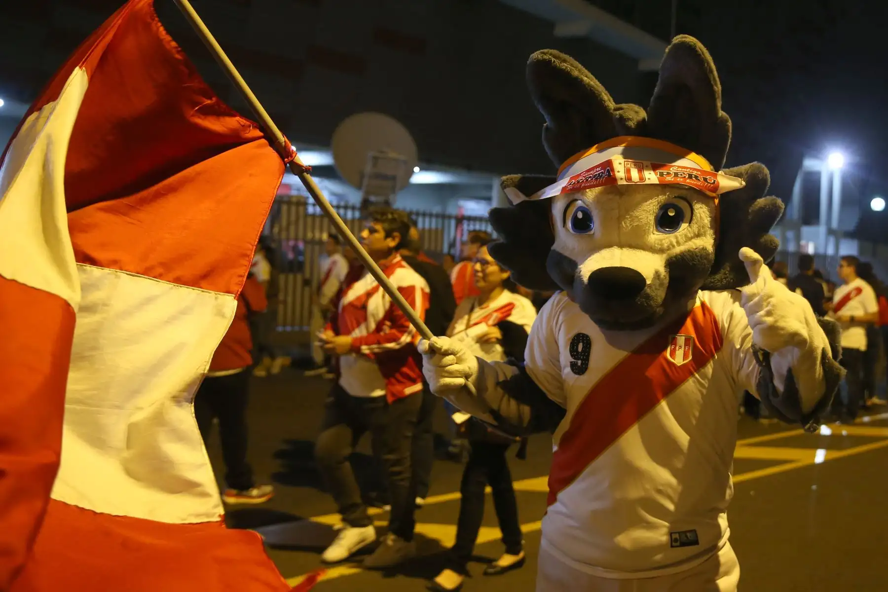 Hinchas peruanos llegan al estadio para  el partido Perú contra Ecuador. Foto: ANDINA/Vidal Tarqui