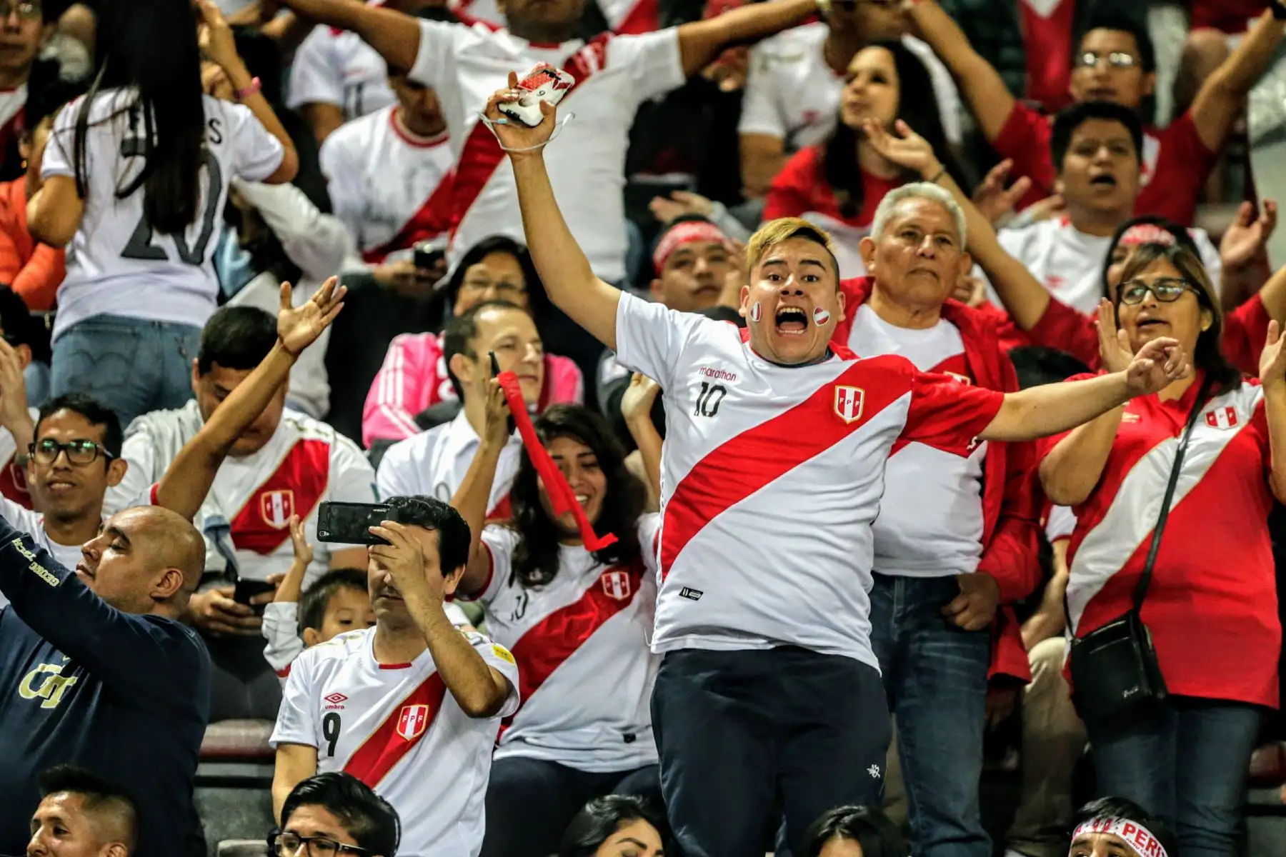 La hinchada peruana, catalogada como la mejor del mundo, aguarda en las graderías del Estadio Nacional, el inicio del partido de nuestra selección contra su similar ecuatoriano. Foto: ANDINA/Luis Iparraguirre
