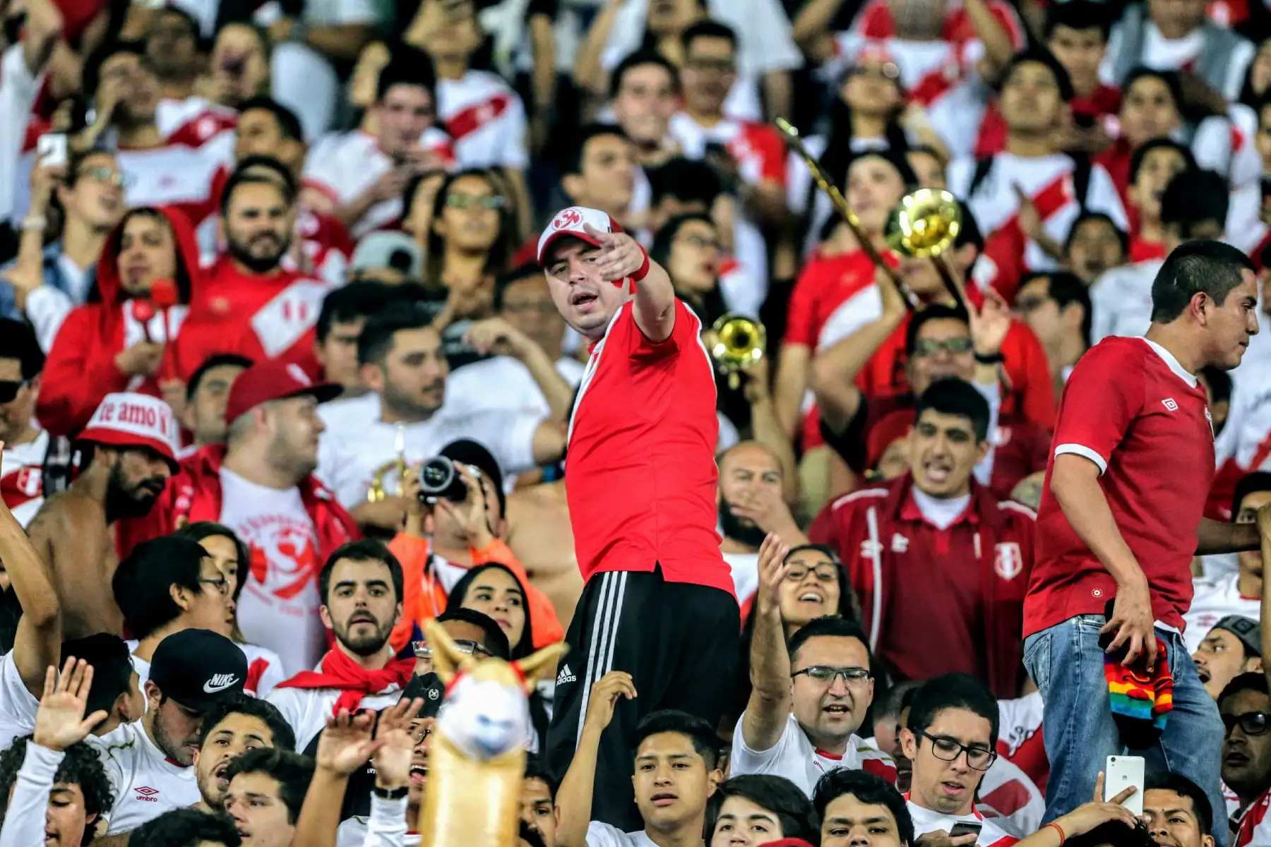 La hinchada peruana, catalogada como la mejor del mundo, aguarda en las graderías del Estadio Nacional, el inicio del partido de nuestra selección contra su similar ecuatoriano. Foto: ANDINA/Luis Iparraguirre