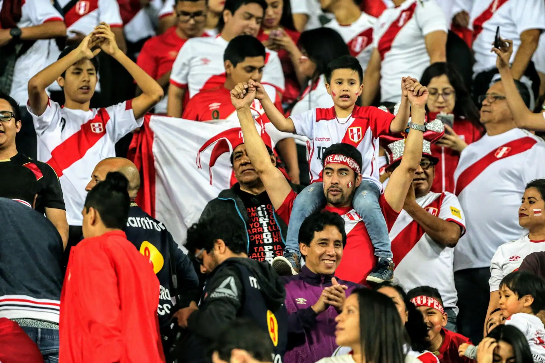 La hinchada peruana, catalogada como la mejor del mundo, aguarda en las graderías del Estadio Nacional, el inicio del partido de nuestra selección contra su similar ecuatoriano. Foto: ANDINA/Luis Iparraguirre