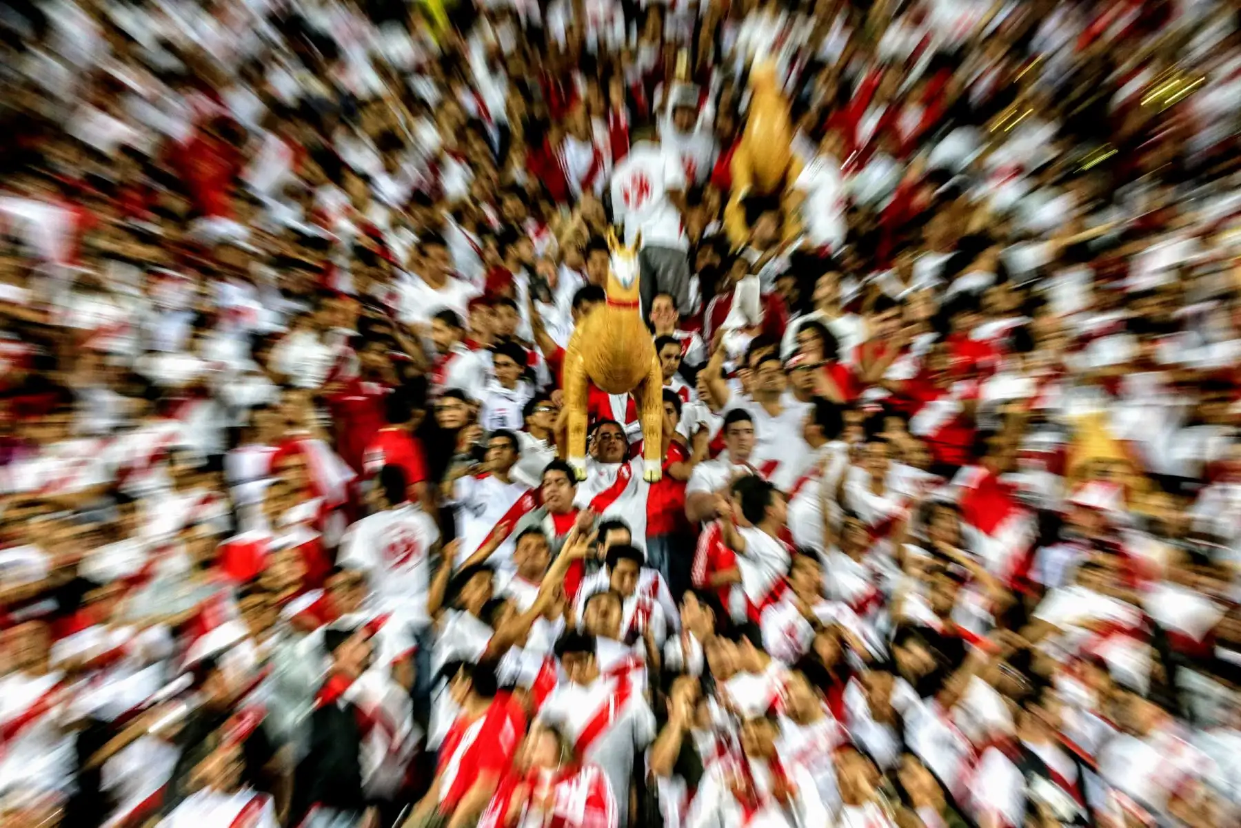 La hinchada peruana, catalogada como la mejor del mundo, aguarda en las graderías del Estadio Nacional, el inicio del partido de nuestra selección contra su similar ecuatoriano. Foto: ANDINA/Luis Iparraguirre