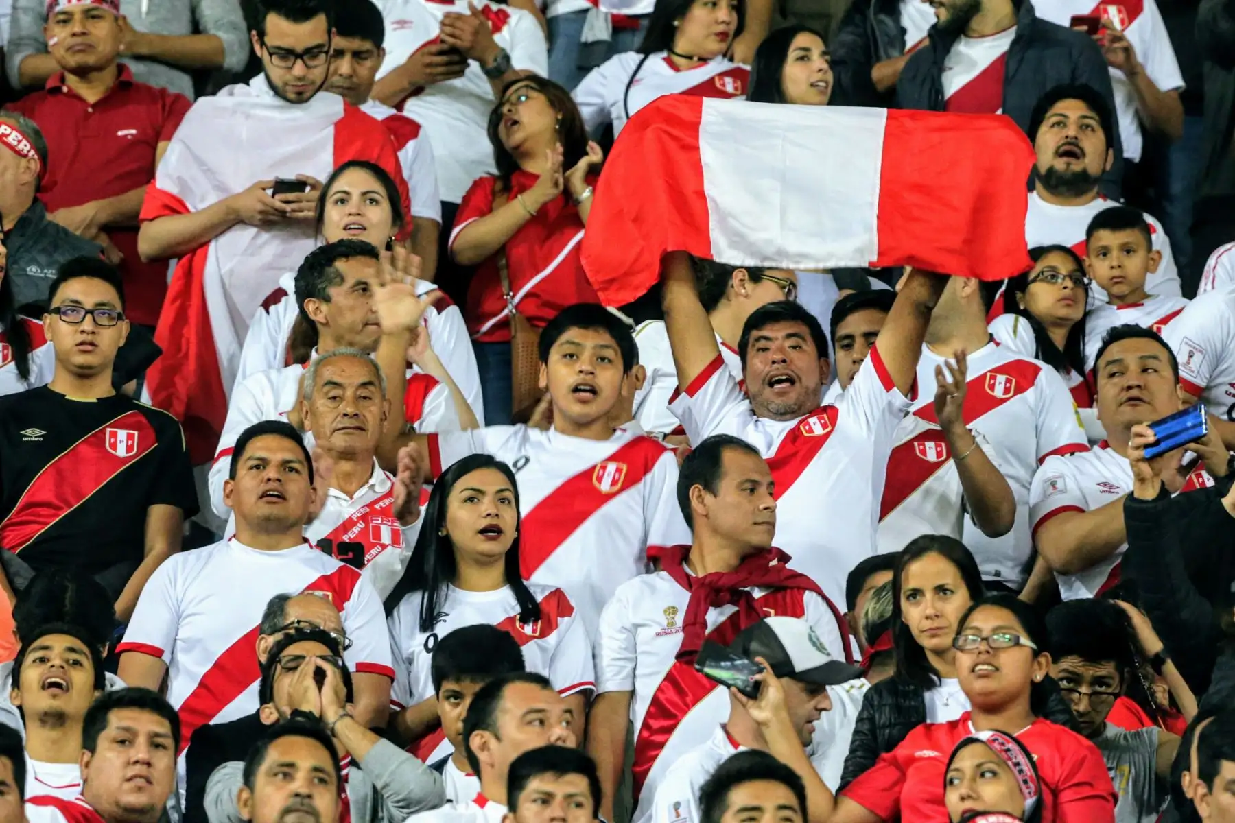 La hinchada peruana, catalogada como la mejor del mundo, aguarda en las graderías del Estadio Nacional, el inicio del partido de nuestra selección contra su similar ecuatoriano. Foto: ANDINA/Luis Iparraguirre