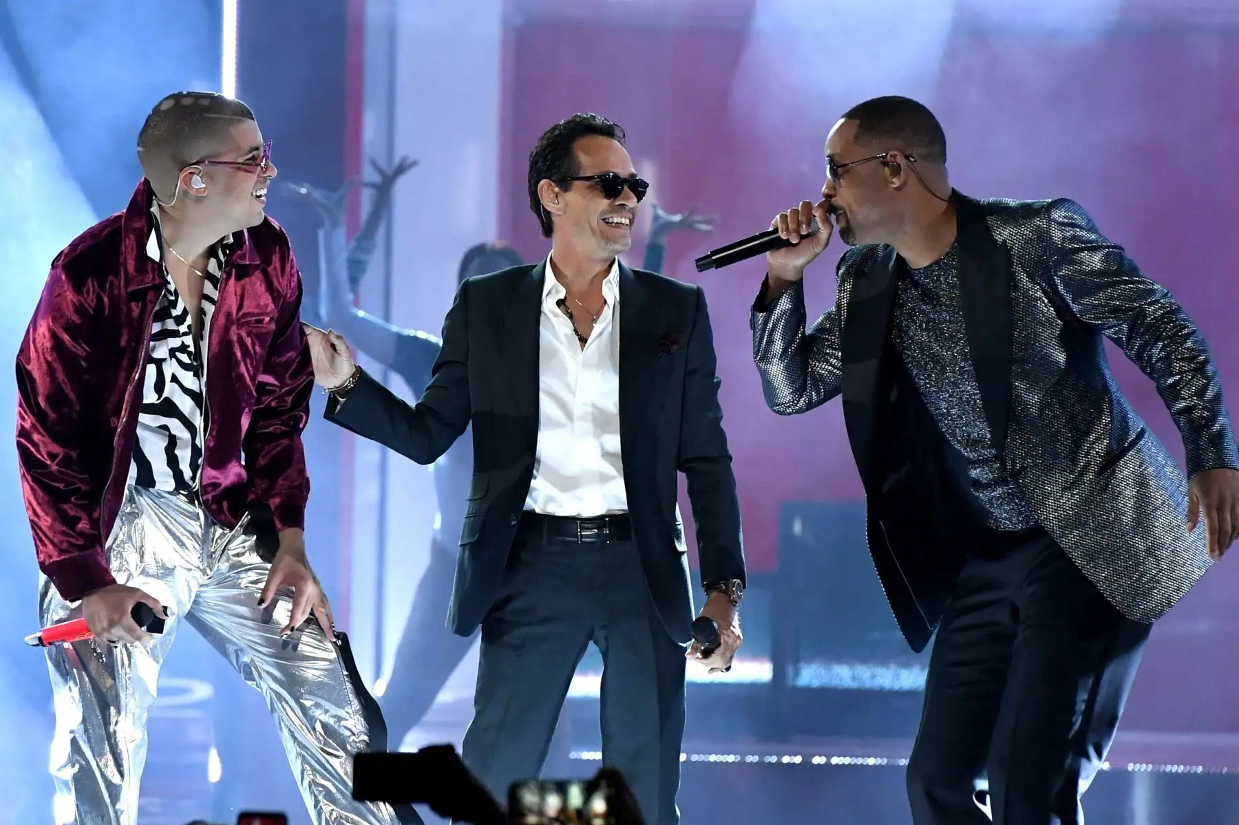 Bad Bunny, Marc Anthony y Will Smith se presentan en el escenario durante la 19a entrega anual de los Premios GRAMMY en el MGM Grand Garden. AFP