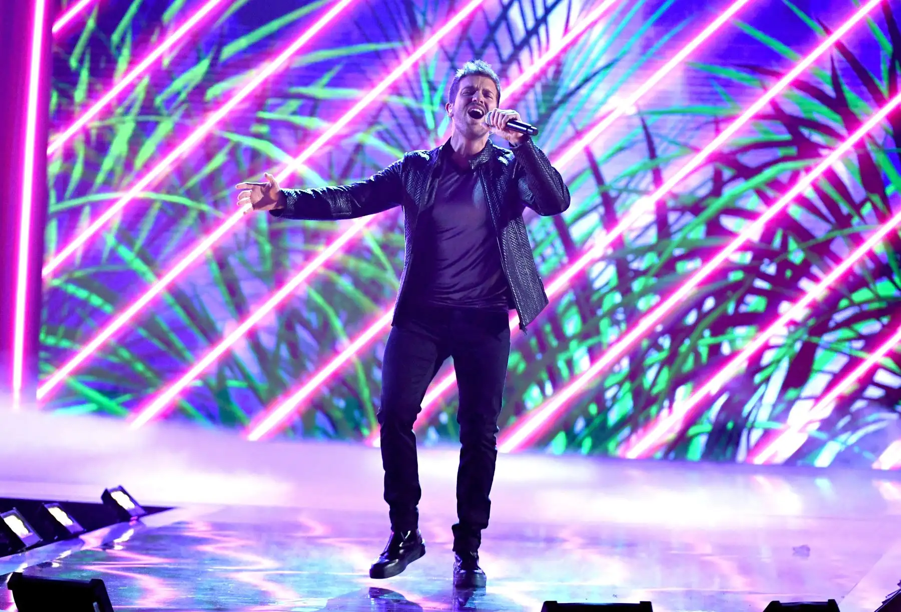 Pablo Alboran se presenta en el escenario durante la 19a entrega anual de los premios GRAMMY. AFP