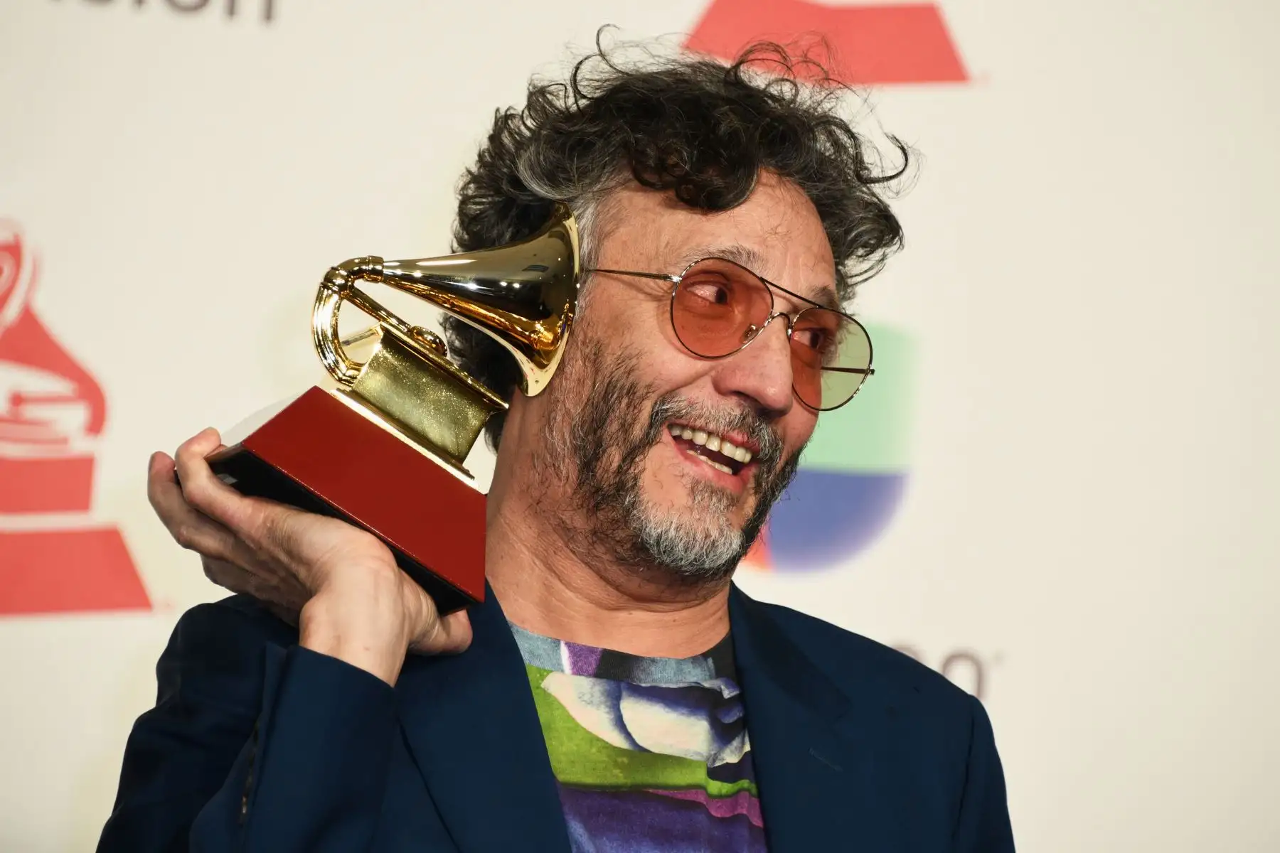 El cantautor argentino Fito Páez posa en la sala de prensa durante la 19a edición del Grammy Latino. AFP