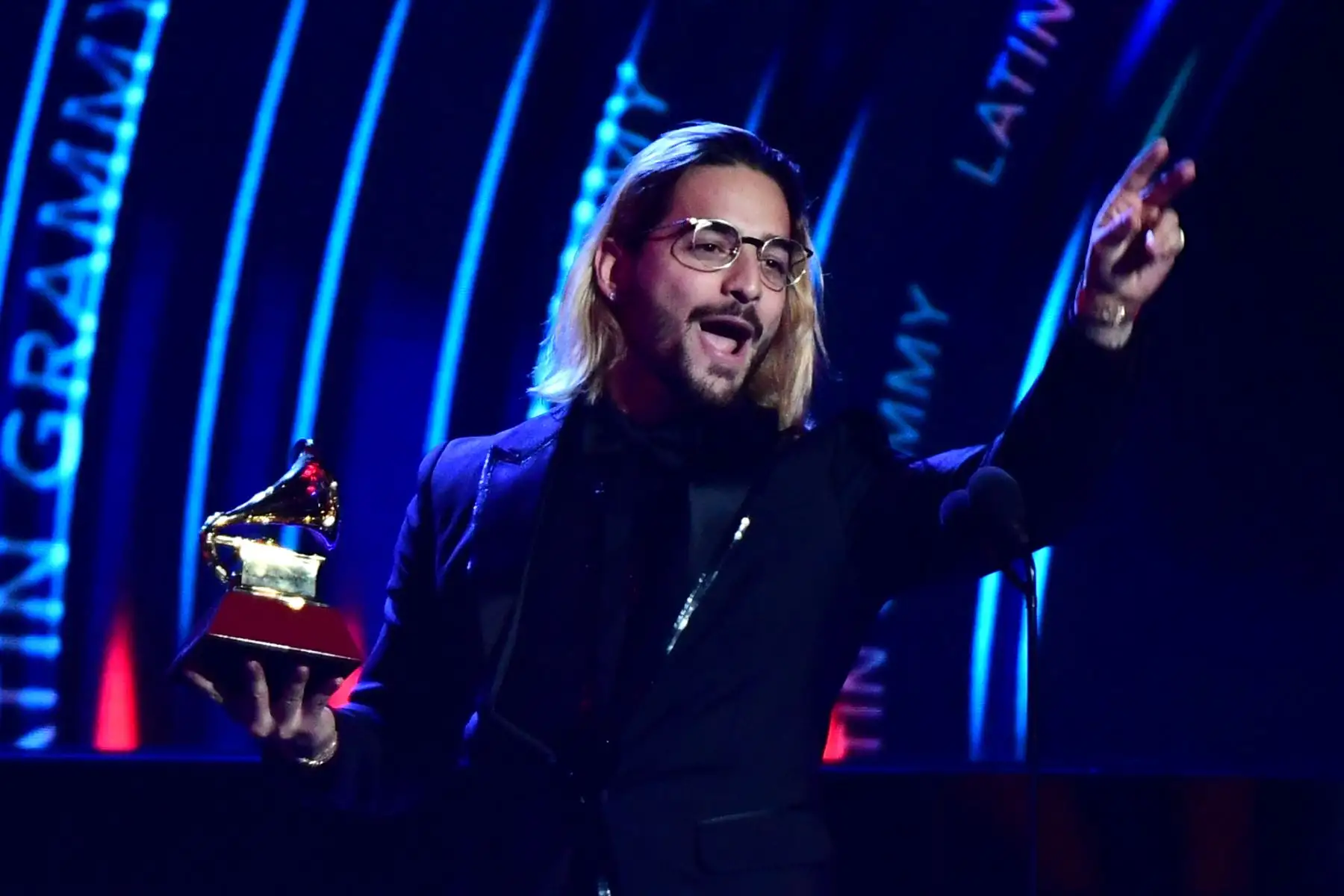 Maluma acepta el premio al Mejor Álbum Pop Vocal Contemporáneo durante la 19a. Entrega Anual del Grammy Latino. AFP