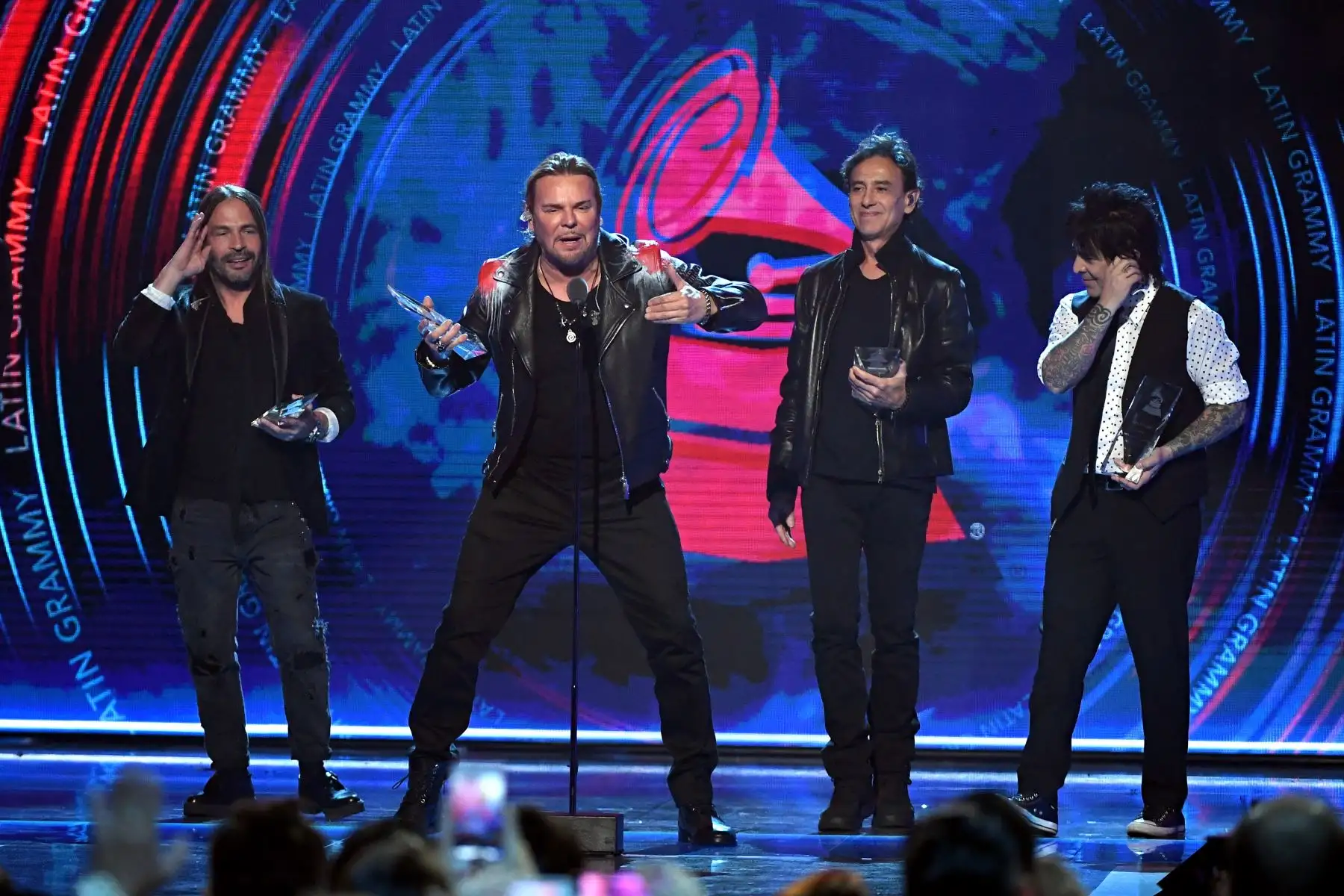 Sergio Vallin, Fher Olvera, Juan Calleros y Alex González de Mana, homenajeados en la persona del año, hablan en el escenario durante la 19a entrega anual de los Premios GRAMMY de América. AFP