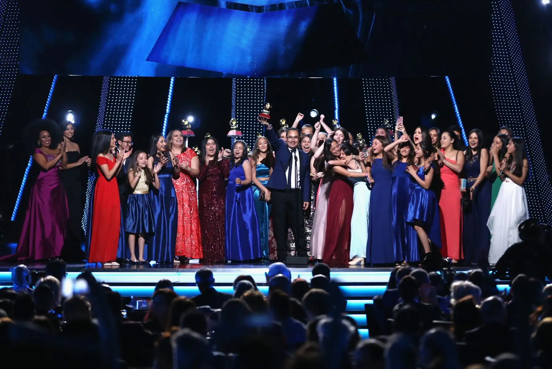 Claraluna acepta el premio al Mejor Álbum de Niños Latinos en el escenario en la Ceremonia de Premiere durante la 19a. Entrega Anual del Latin GRAMMY Awards. AFP