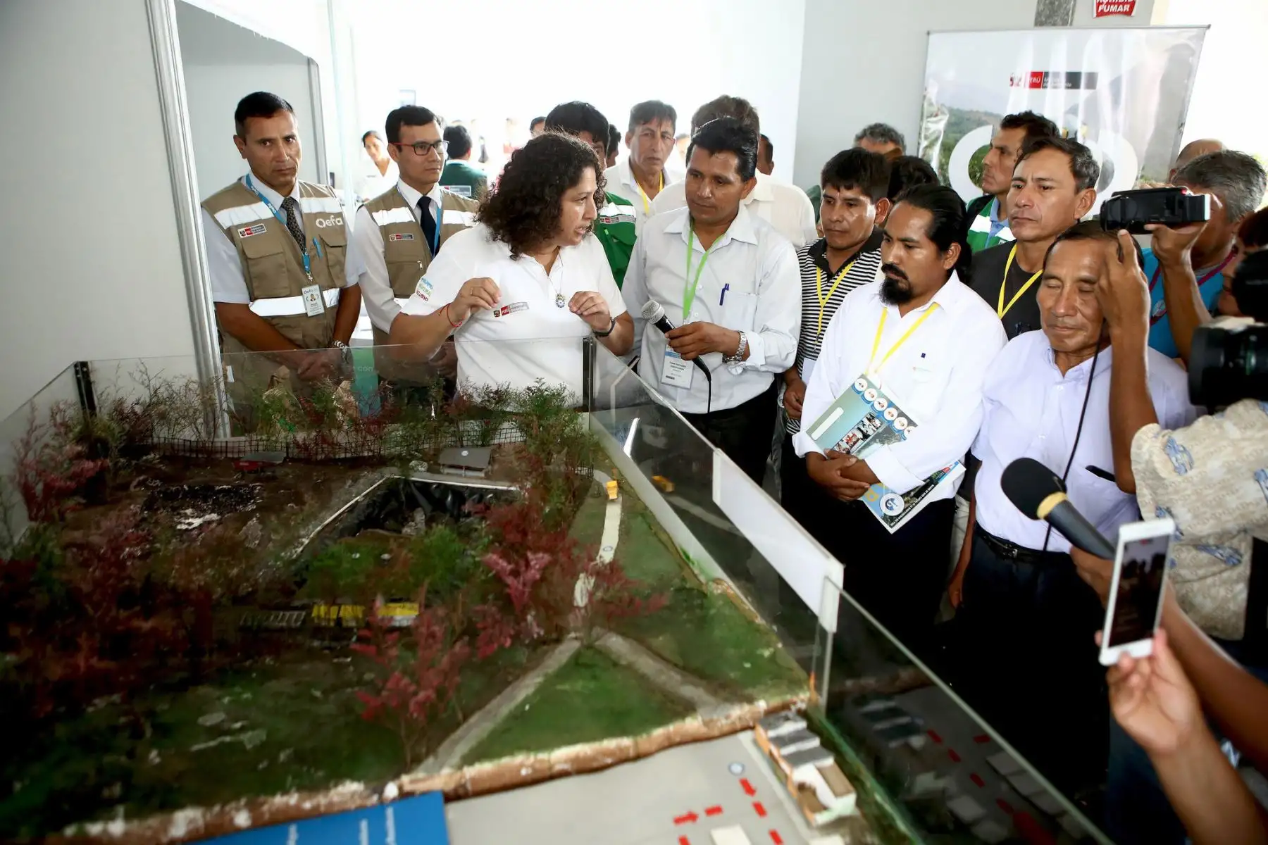 Ministra del Ambiente, Fabiola Muñoz, se reunió con alcaldes electos de Madre de Dios.