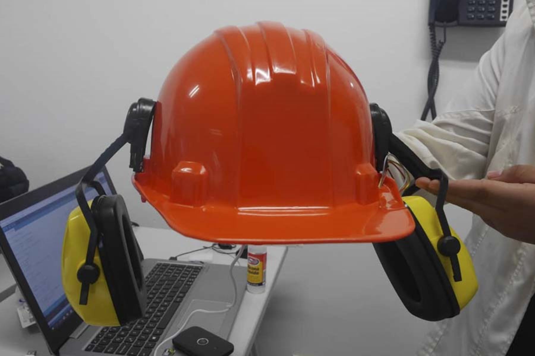 Un grupo de estudiantes diseñó un dispositivo ligero que va adherido al casco de los operarios mineros para reducir los niveles de ruido y recibir alertas ante situaciones de emergencias.