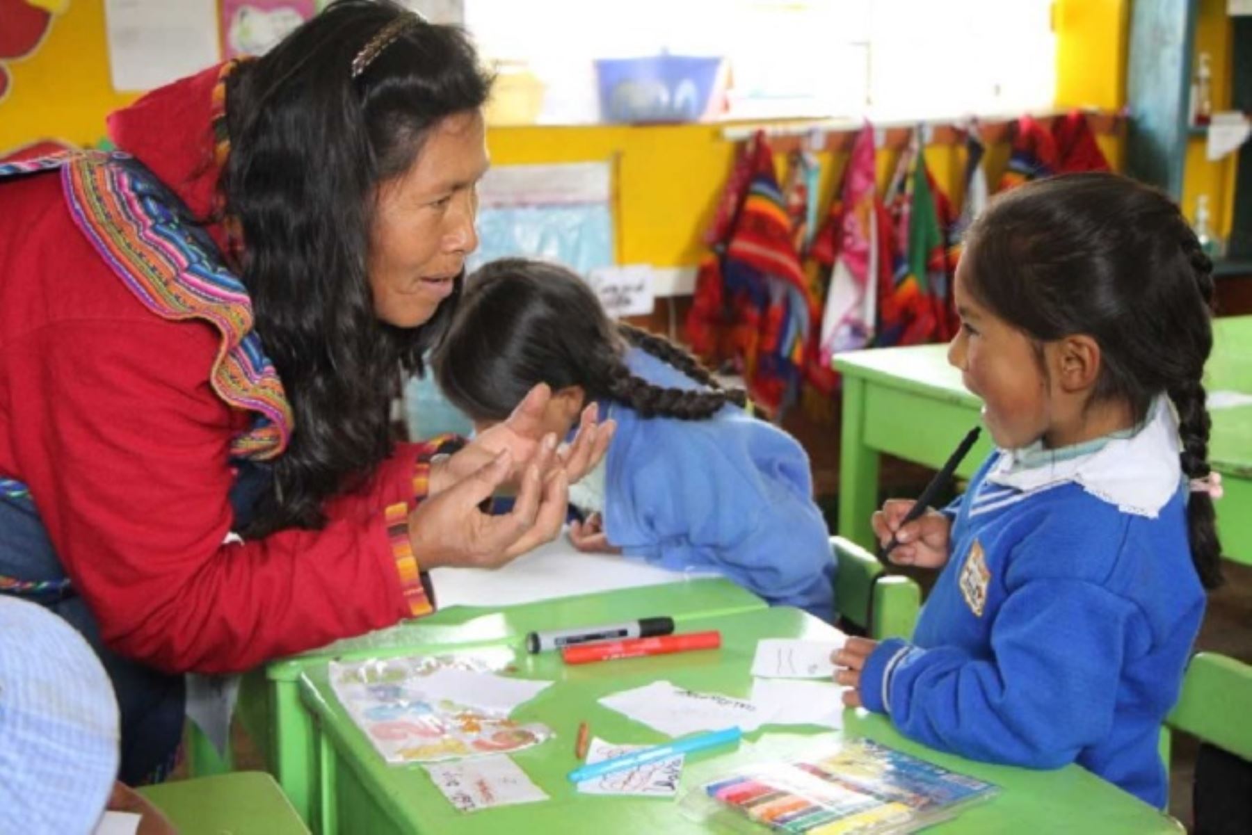 Además del castellano y la lengua de señas peruana, actualmente alrededor de cuatro millones de personas hablan una de las 48 lenguas originarias, como el quechua, aimara, ashaninka, awajún, wampis, shipibo, shawi o yine.