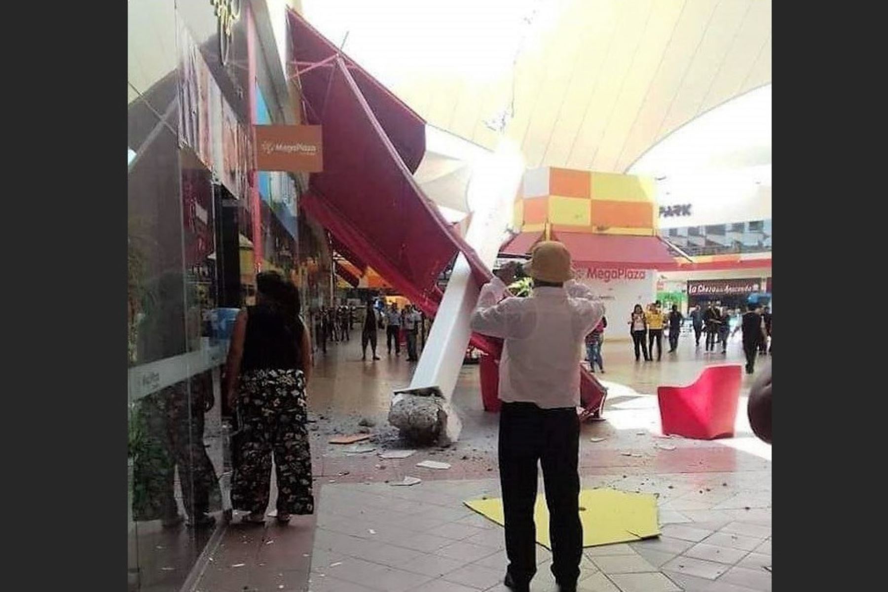 Alarma en Chimbote por caída de viga de metal en patio de comidas de centro comercial. ANDINA