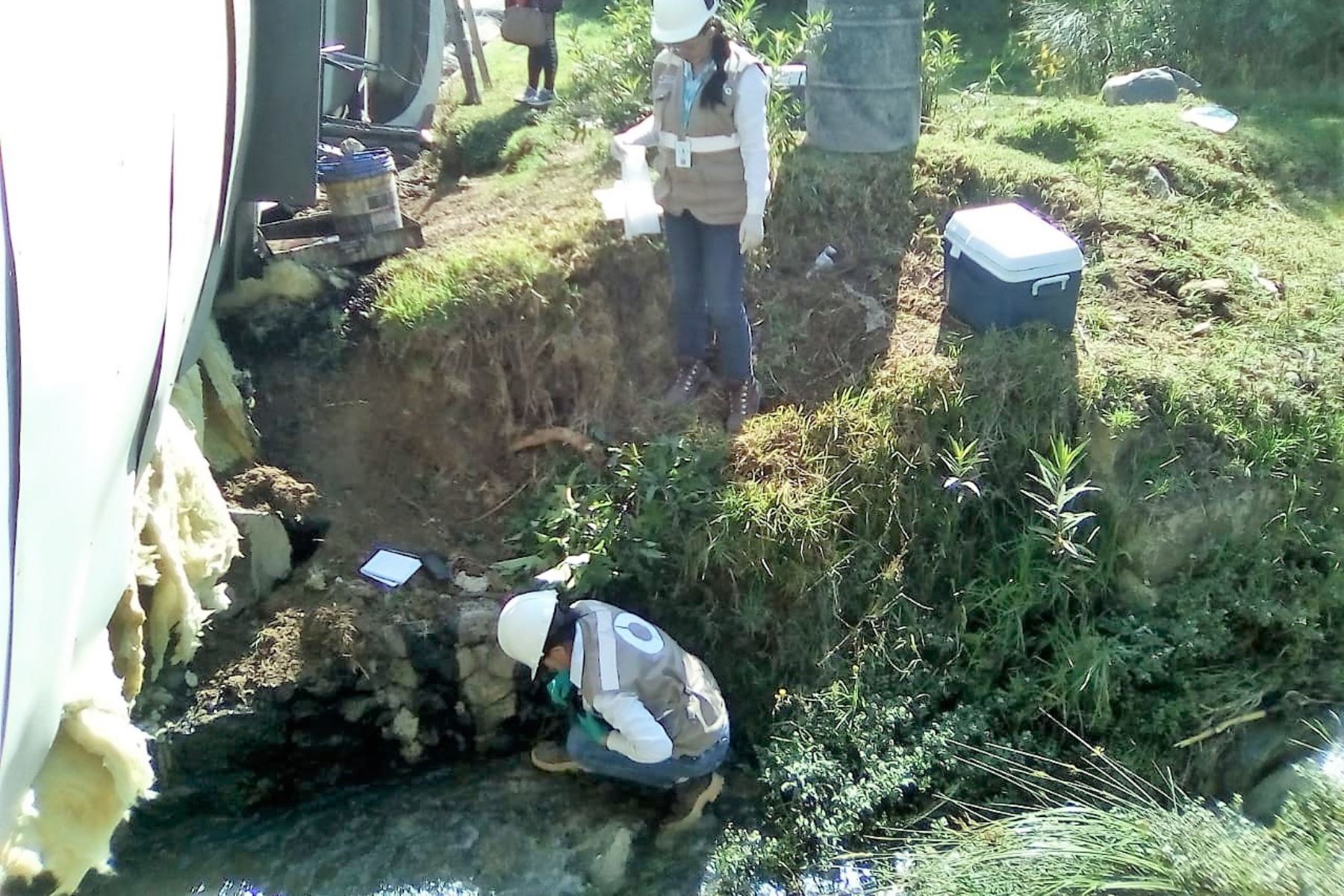 Especialistas del OEFA supervisan derrame de petróleo provocado por despiste y vuelco de camión cisterna en Apurímac. ANDINA/Difusión