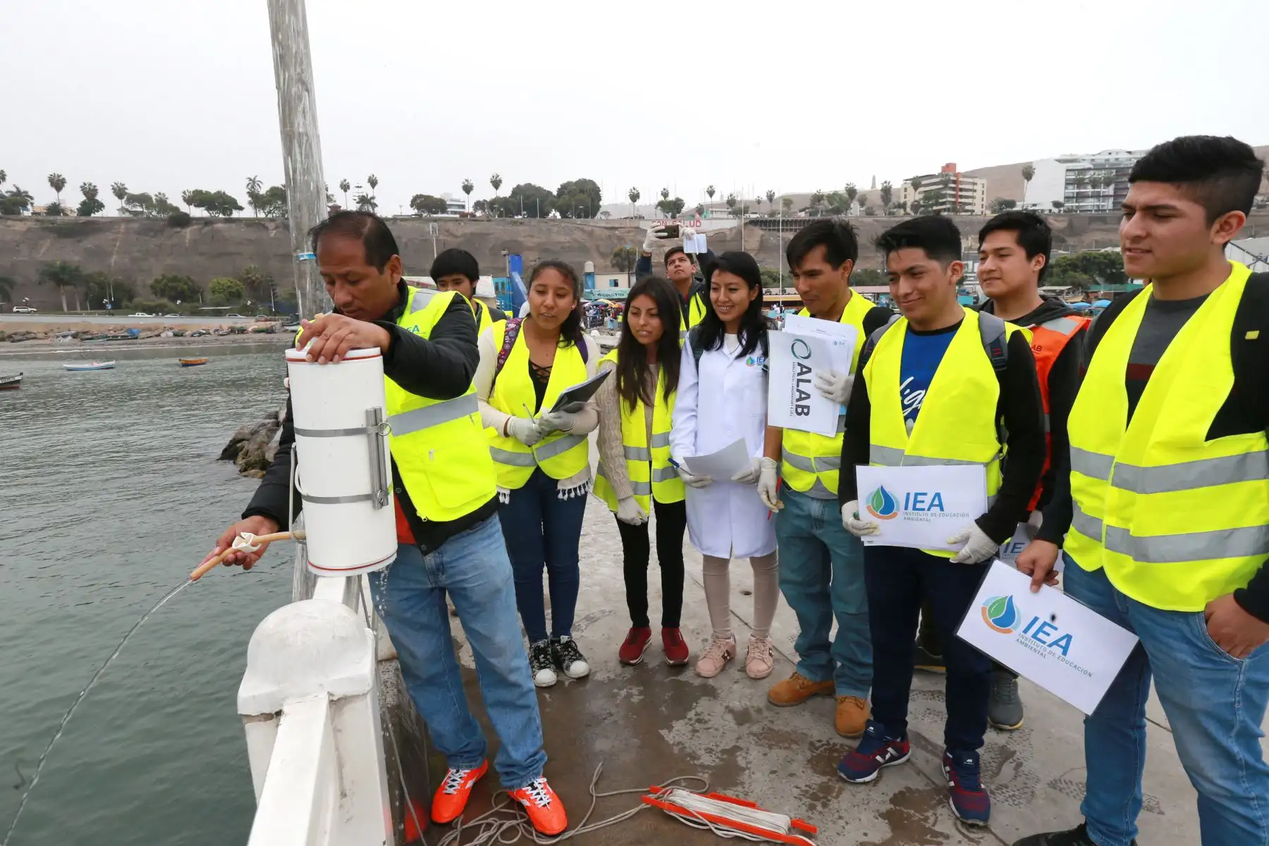 El ministro de la Producción, Raúl Pérez Reyes, y el viceministro de Pesca y Acuicultura, Javier Atkins, liderarán la campaña “Mi Mar, Mi Hogar", jornada de limpieza de fondo de mar en el Desembarcadero Pesquero Artesanal (DPA) Chorrillos.Foto: ANDINA/Norman Córdova