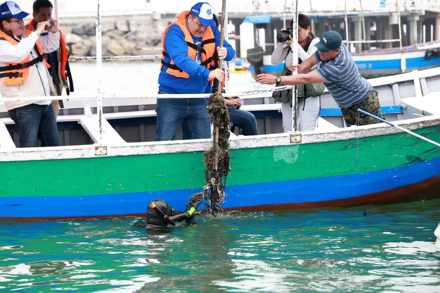 El ministro de la Producción, Raúl Pérez Reyes, y el viceministro de Pesca y Acuicultura, Javier Atkins, liderarán la campaña “Mi Mar, Mi Hogar", jornada de limpieza de fondo de mar en el Desembarcadero Pesquero Artesanal (DPA) Chorrillos.Foto: ANDINA/Norman Córdova