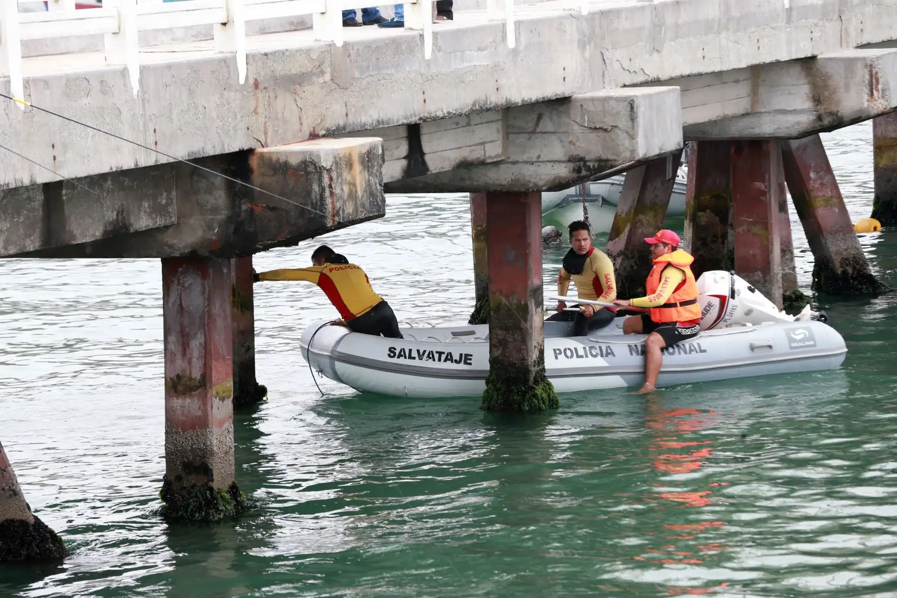 El ministro de la Producción, Raúl Pérez Reyes, y el viceministro de Pesca y Acuicultura, Javier Atkins, liderarán la campaña “Mi Mar, Mi Hogar", jornada de limpieza de fondo de mar en el Desembarcadero Pesquero Artesanal (DPA) Chorrillos.Foto: ANDINA/Norman Córdova