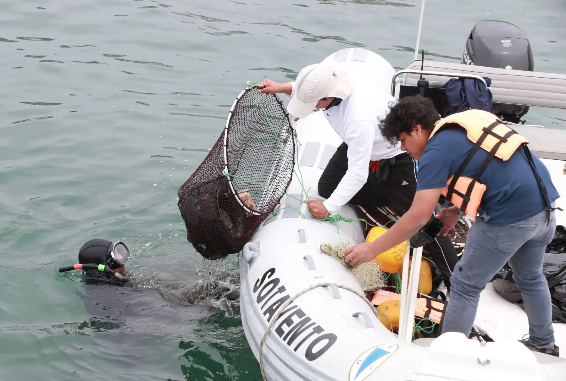 El ministro de la Producción, Raúl Pérez Reyes, y el viceministro de Pesca y Acuicultura, Javier Atkins, liderarán la campaña “Mi Mar, Mi Hogar", jornada de limpieza de fondo de mar en el Desembarcadero Pesquero Artesanal (DPA) Chorrillos.Foto: ANDINA/Norman Córdova