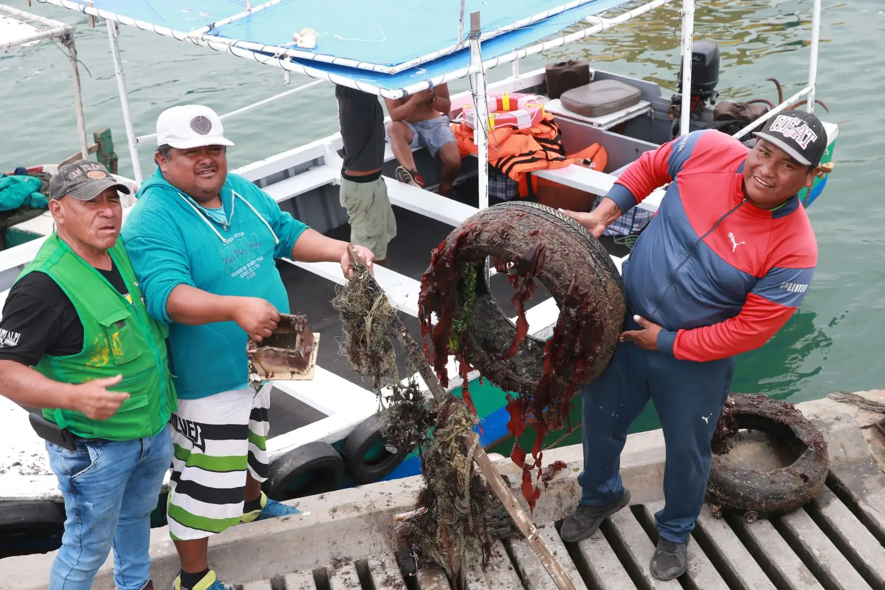 El ministro de la Producción, Raúl Pérez Reyes, y el viceministro de Pesca y Acuicultura, Javier Atkins, liderarán la campaña “Mi Mar, Mi Hogar", jornada de limpieza de fondo de mar en el Desembarcadero Pesquero Artesanal (DPA) Chorrillos.Foto: ANDINA/Norman Córdova