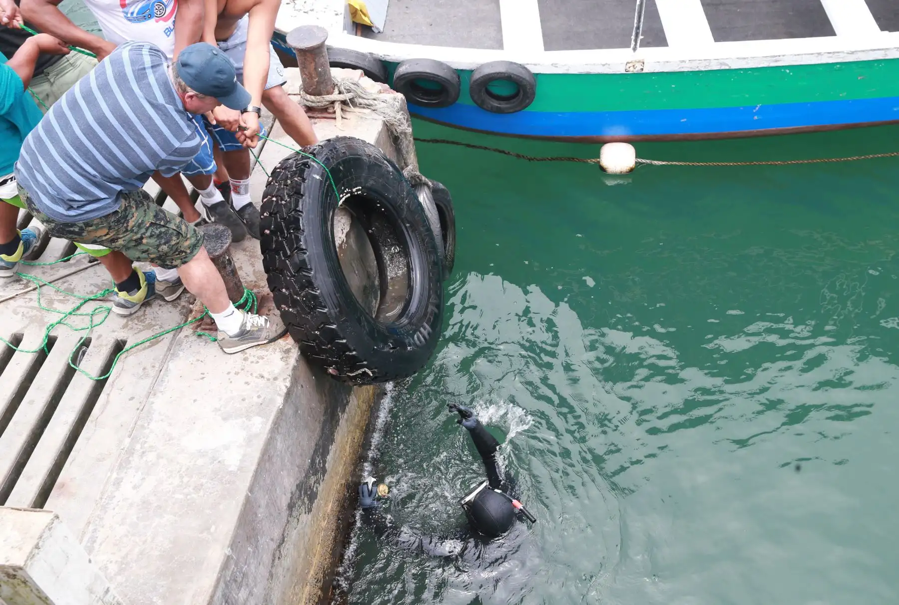 El ministro de la Producción, Raúl Pérez Reyes, y el viceministro de Pesca y Acuicultura, Javier Atkins, liderarán la campaña “Mi Mar, Mi Hogar", jornada de limpieza de fondo de mar en el Desembarcadero Pesquero Artesanal (DPA) Chorrillos.Foto: ANDINA/Norman Córdova
