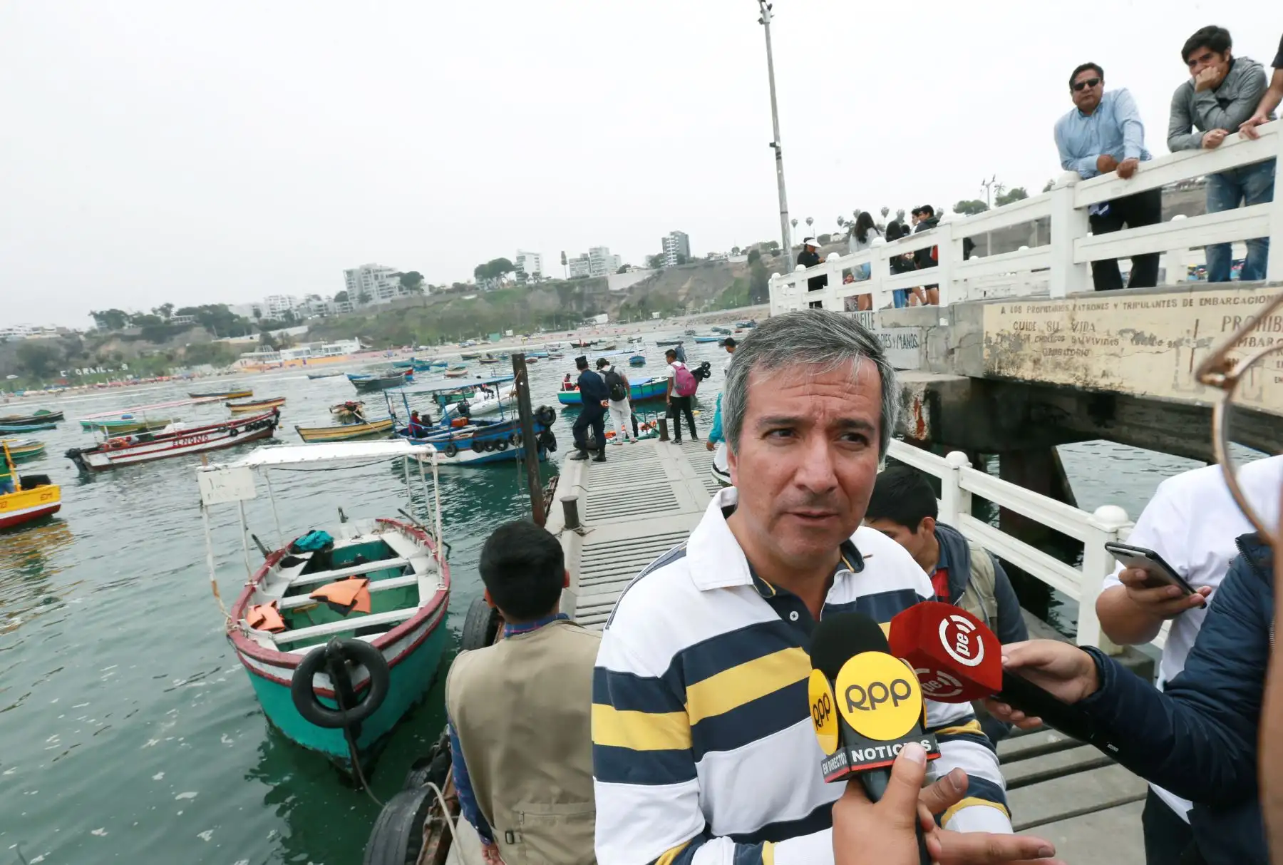 El ministro de la Producción, Raúl Pérez Reyes, y el viceministro de Pesca y Acuicultura, Javier Atkins, liderarán la campaña “Mi Mar, Mi Hogar", jornada de limpieza de fondo de mar en el Desembarcadero Pesquero Artesanal (DPA) Chorrillos.Foto: ANDINA/Norman Córdova