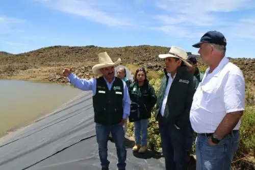 Ministro Gustavo Mostajo supervisó las qochas instaladas en Ica, las cuales permitirán afianzar el recurso hídrico en las partes altas de la región.