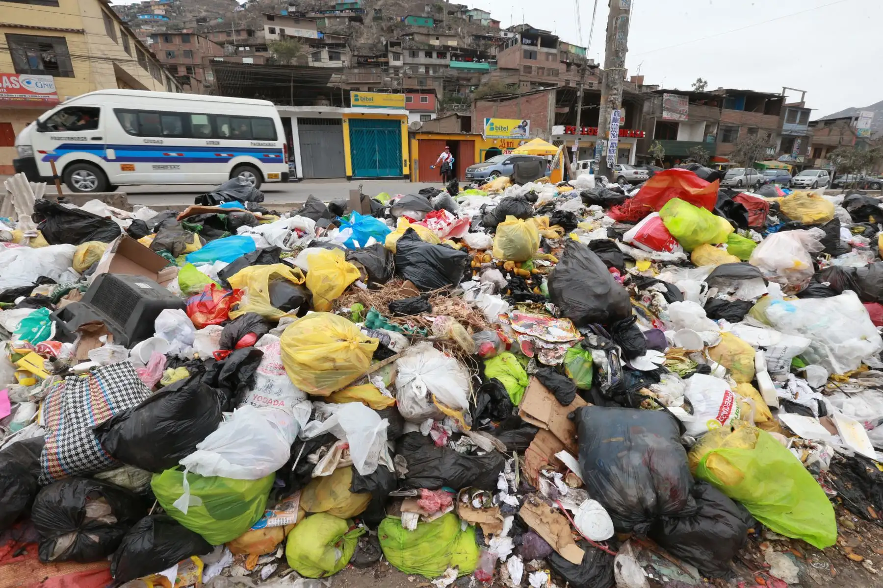 Las calles de Villa María del Triunfo lucen repletas de basura en cada calle, avenida Foto: ANDINA/Norman Córdova