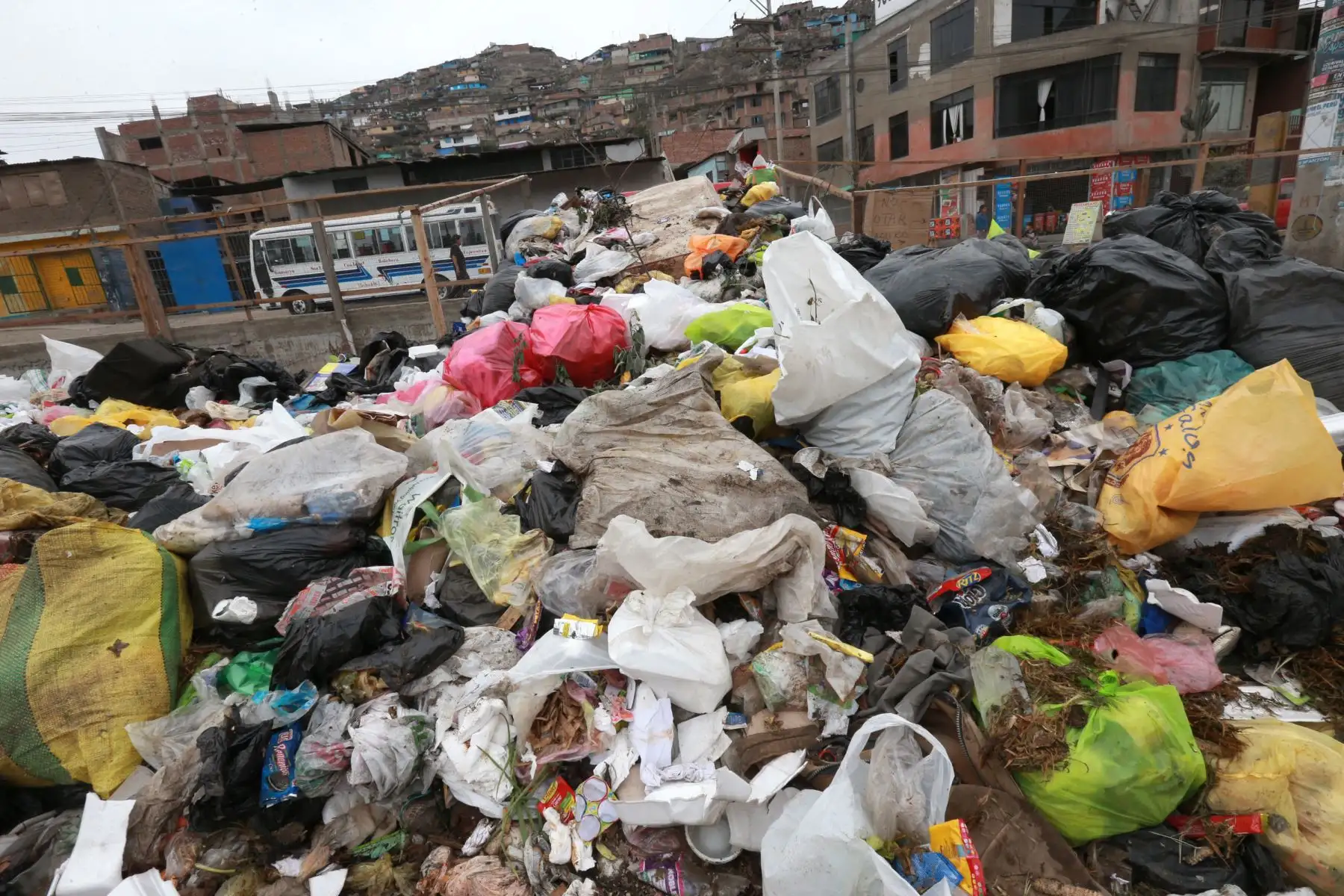 Las calles de Villa María del Triunfo lucen repletas de basura en cada calle, avenida Foto: ANDINA/Norman Córdova