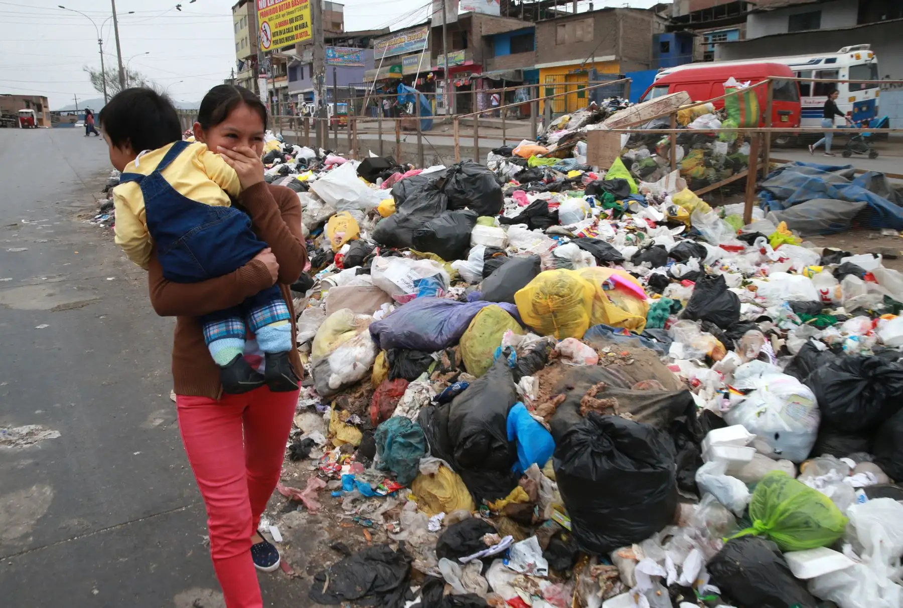 Las calles de Villa María del Triunfo lucen repletas de basura en cada calle, avenida Foto: ANDINA/Norman Córdova